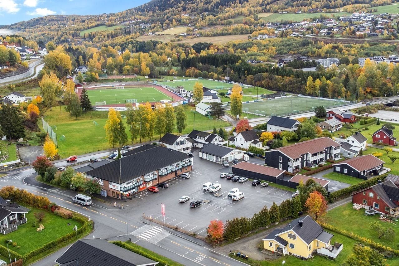 Eiendommen ligger rett ved Sveum idrettsanlegg og Spar Galleribilde