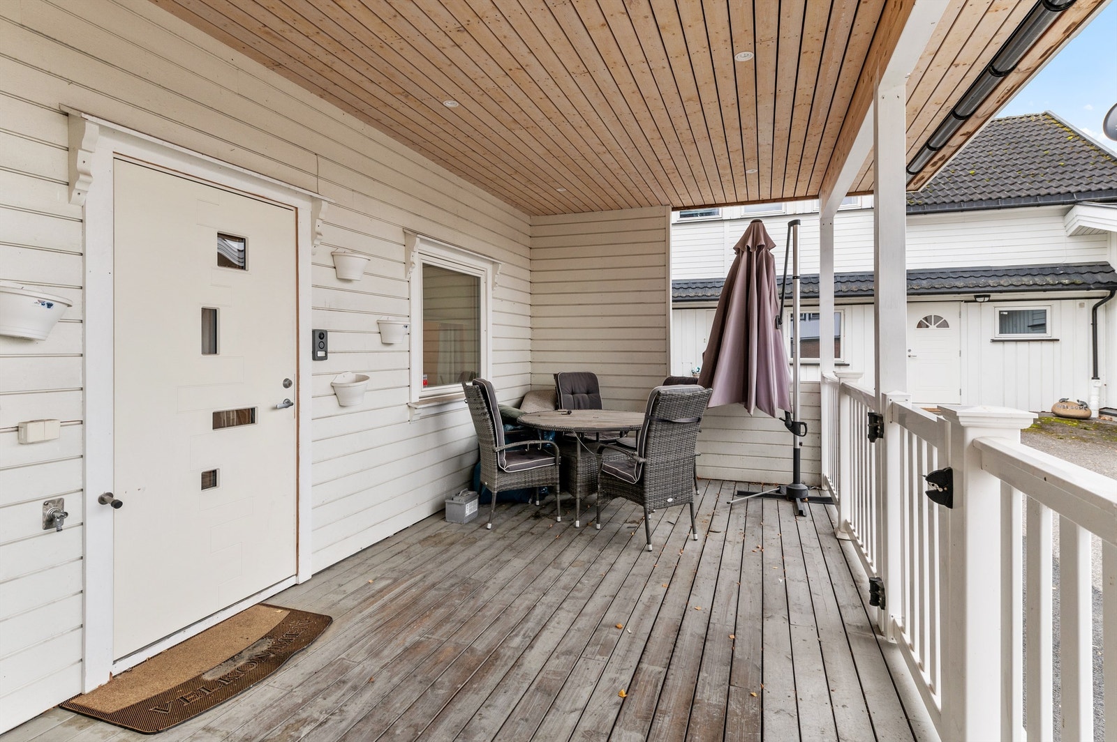 Overbygget inngangsparti til leilighet Galleribilde