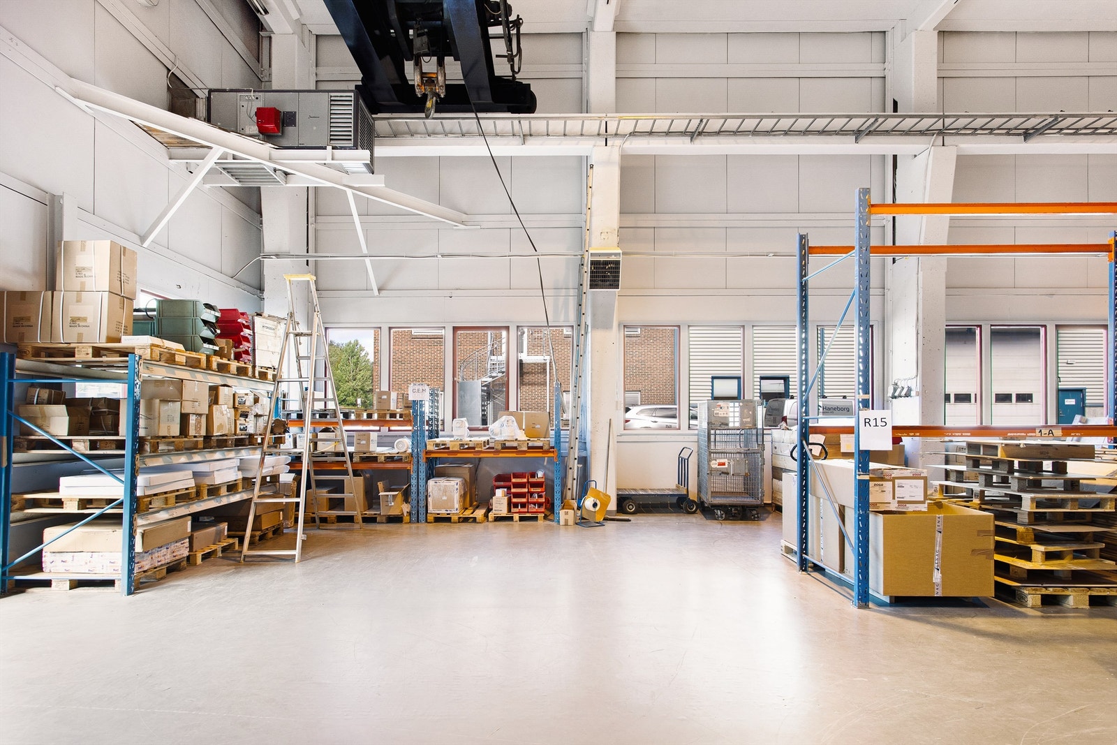 Lageret er lyst med store vindusflater som slipper inn godt med dagslys Galleribilde