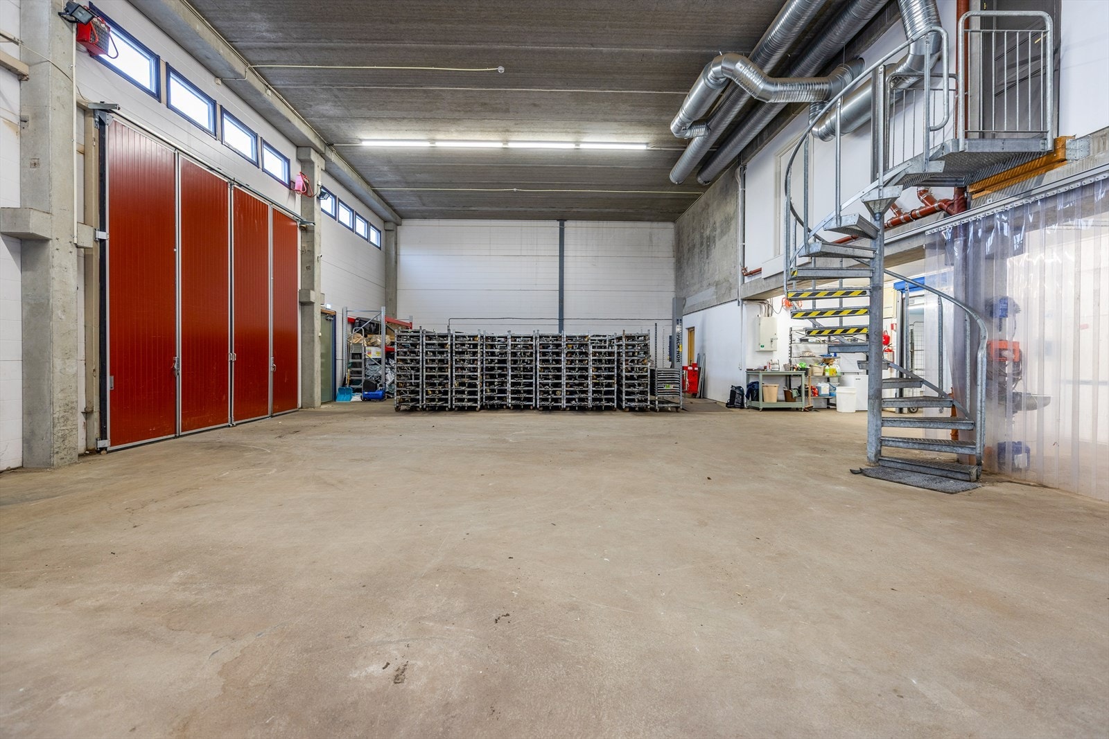 Mesanin med kontorfløy i 2. etasje med tilgang via trapp. Galleribilde