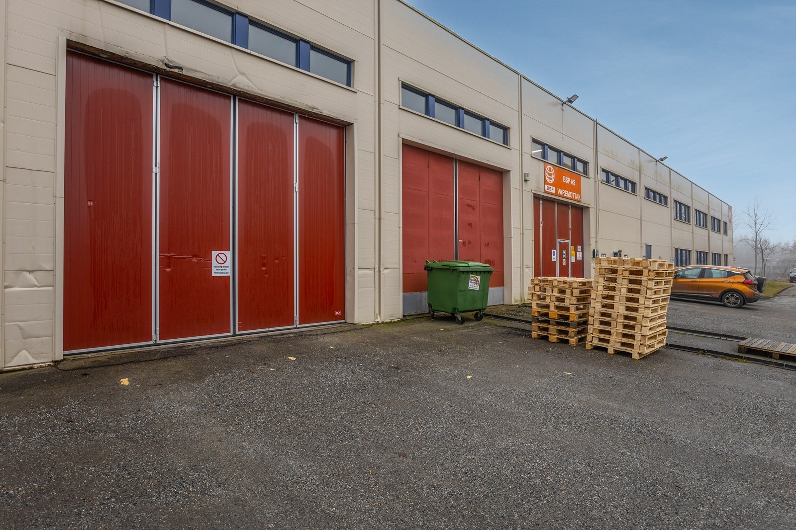 Produksjon/lager i 1. etasje med tilgang via 2 kjøreporter. Galleribilde