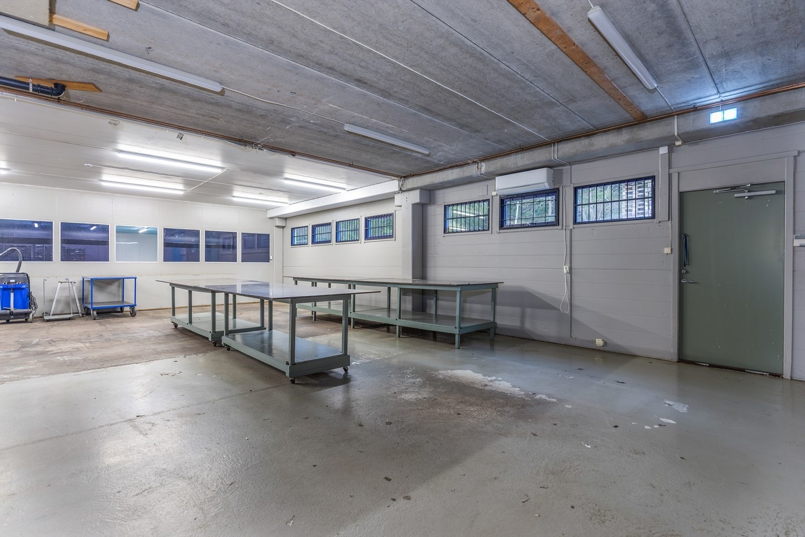 Lager med lavere takhøyde under mesanin. Galleribilde