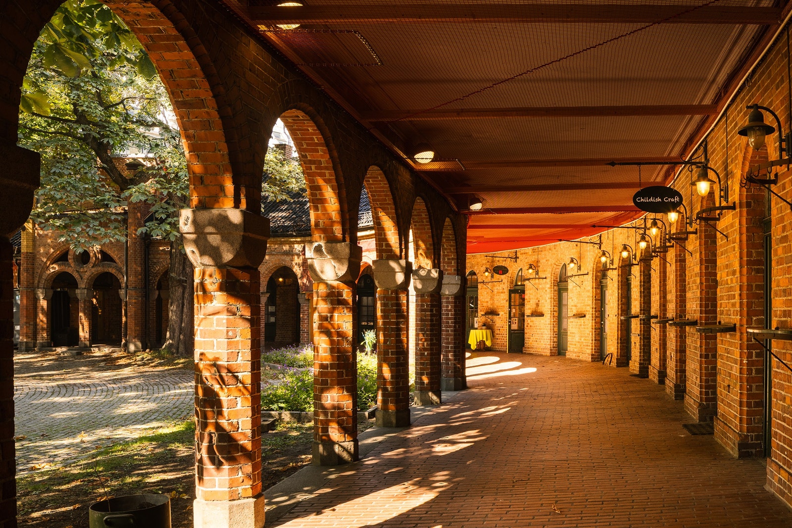 Basarenes fasade mot domkirkeparken. Foto: Fredrik Hansson. Galleribilde