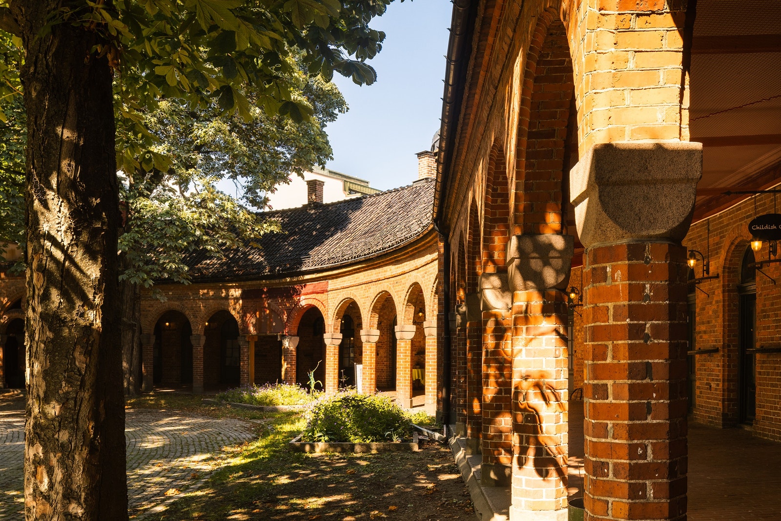 Basarenes fasade mot domkirkeparken. Foto: Fredrik Hansson. Galleribilde