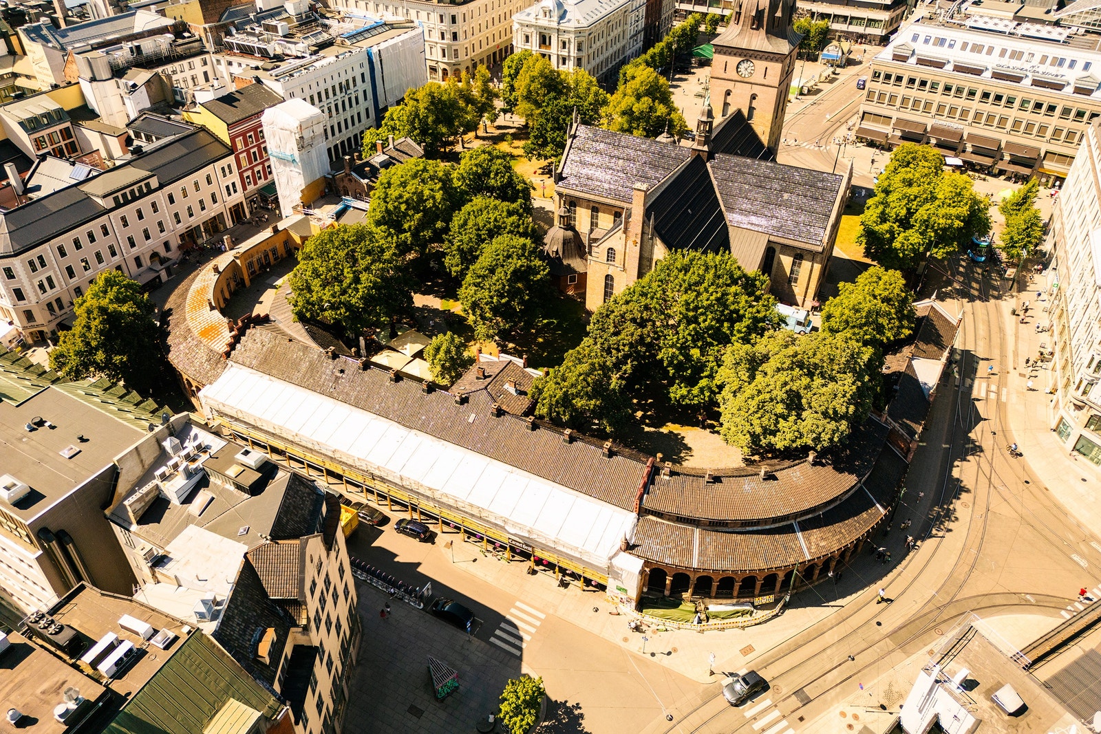 Eiendommen omfatter Stortorvets basarer, med adresse Dronningens gate 27 og Stortorvet 1B, og Brannvakten, med adresse Karl Johans gate 11. Foto: Fredrik Hansson. Galleribilde