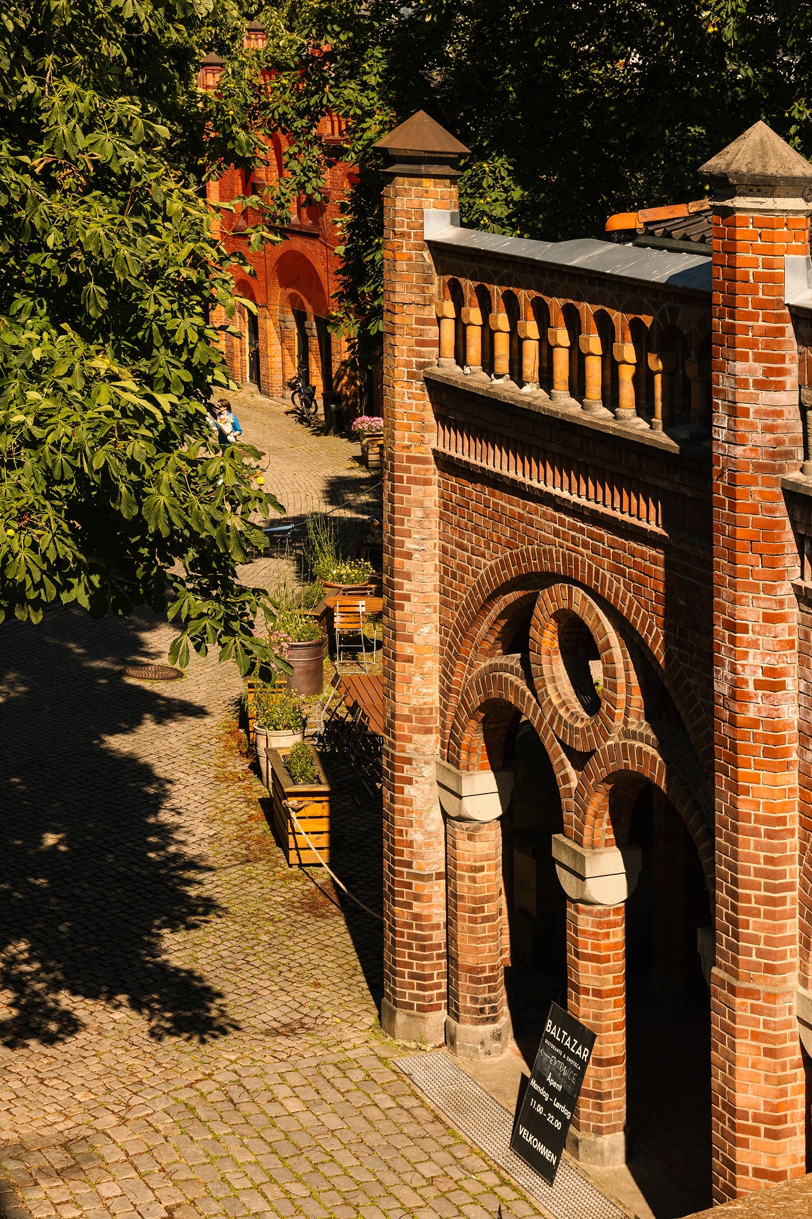 Anlegget er oppført i upusset rød tegl i nyromansk stil etter tegninger av arkitekt Christian Heinrich Grosch. Foto: Fredrik Hansson. Galleribilde