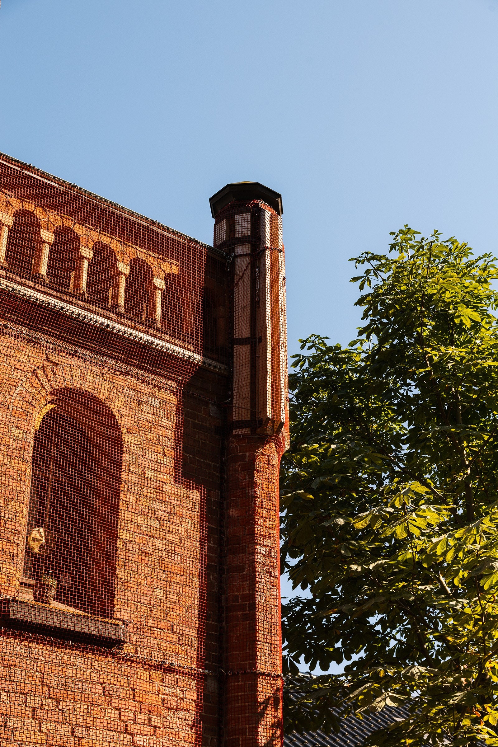 Anlegget er oppført i upusset rød tegl i nyromansk stil etter tegninger av arkitekt Christian Heinrich Grosch. Foto: Fredrik Hansson. Galleribilde