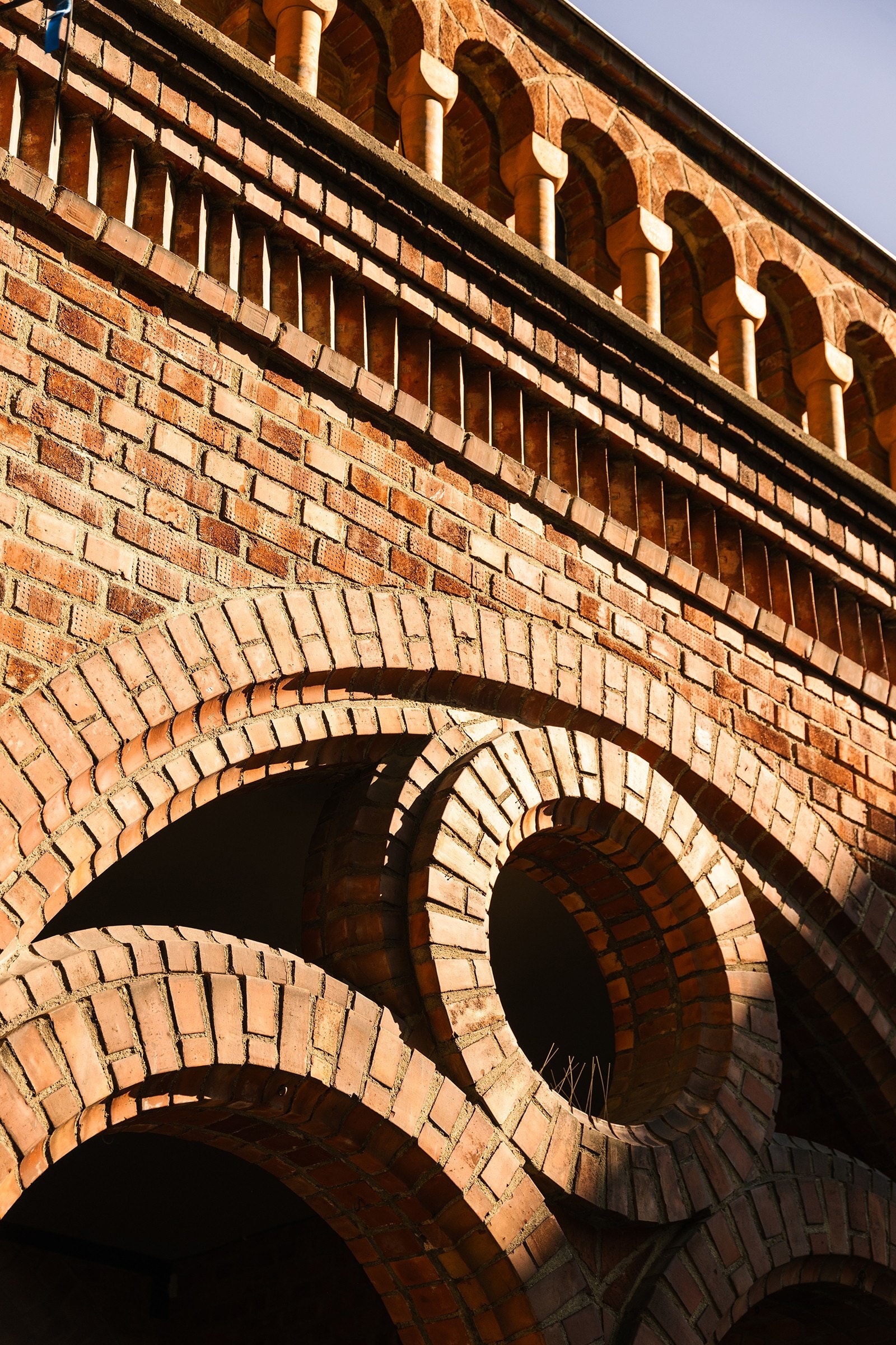 Anlegget er oppført i upusset rød tegl i nyromansk stil etter tegninger av arkitekt Christian Heinrich Grosch. Foto: Fredrik Hansson. Galleribilde