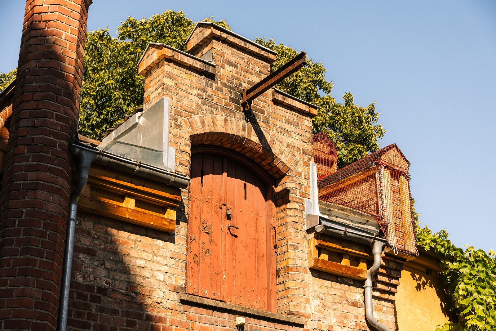 Anlegget er oppført i upusset rød tegl i nyromansk stil etter tegninger av arkitekt Christian Heinrich Grosch. Foto: Fredrik Hansson. Galleribilde