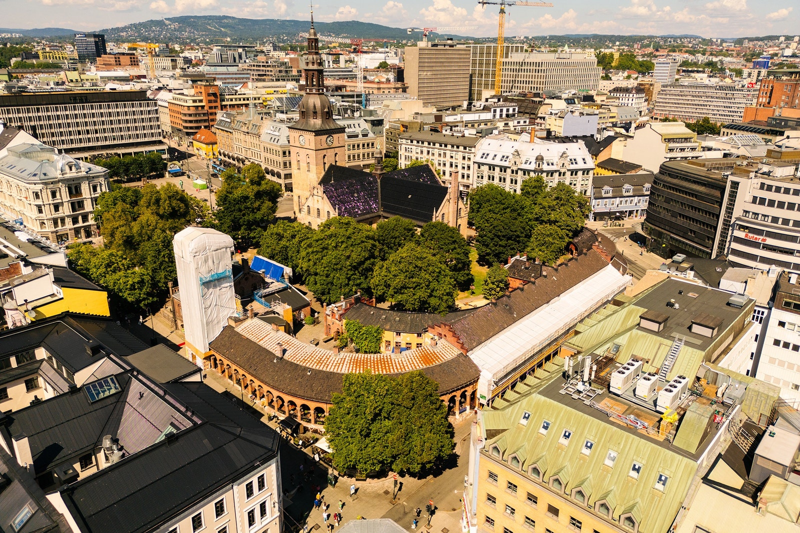 Eiendommen omfatter Stortorvets basarer, med adresse Dronningens gate 27 og Stortorvet 1B, og Brannvakten, med adresse Karl Johans gate 11. Foto: Fredrik Hansson. Galleribilde