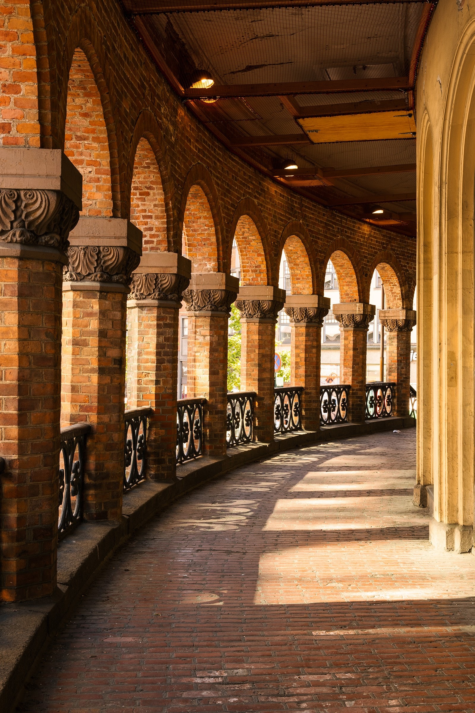 Basarene var opprinnelig slakterboder med overbygde arkader i front, og er ett av tre basaranlegg i Oslo sentrum. Foto: Fredrik Hansson. Galleribilde