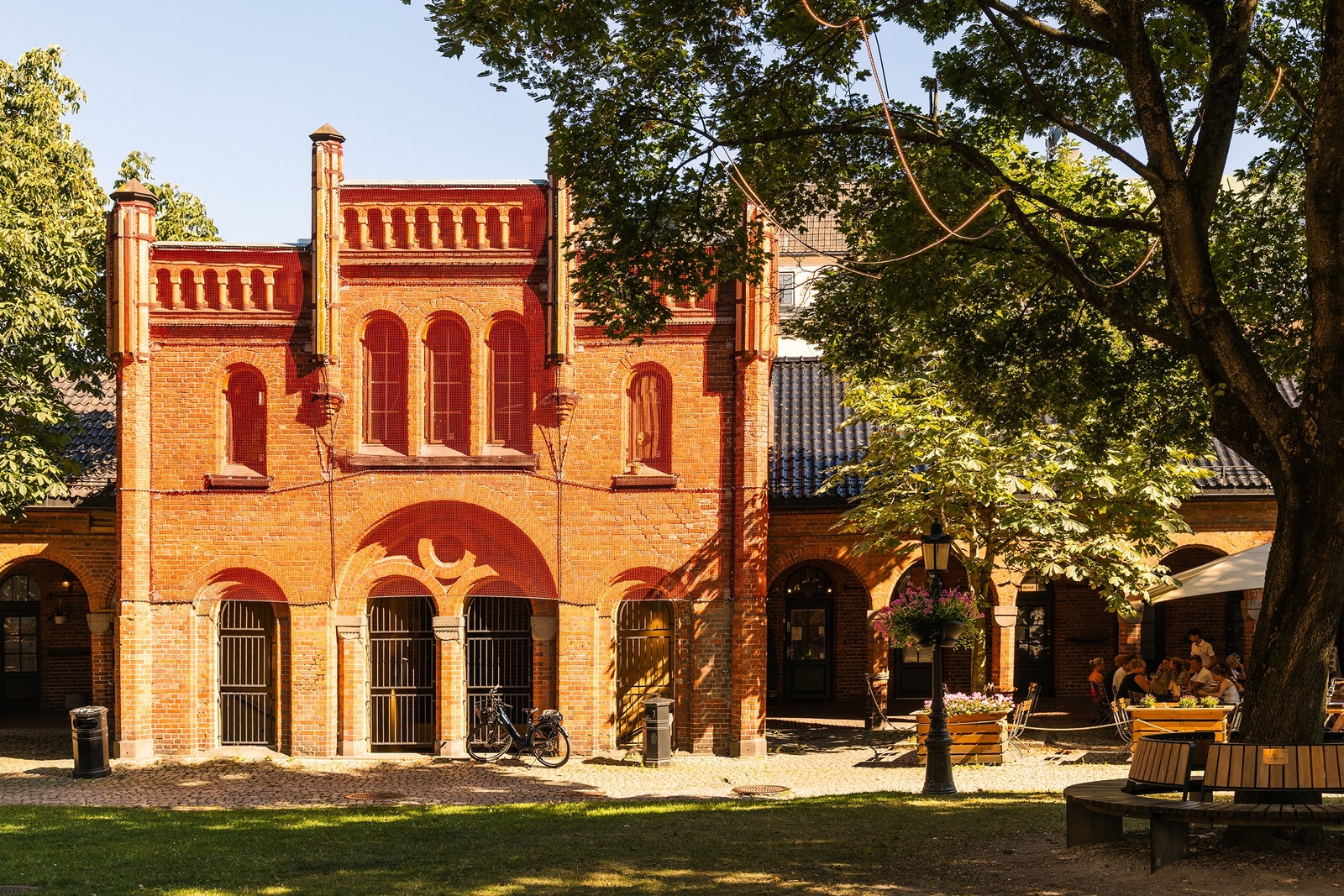 Eiendommen på rett under 3 000 m² ligger øst for Oslo domkirke og anlegget omkranser domkirkeparken. Foto: Fredrik Hansson. Galleribilde