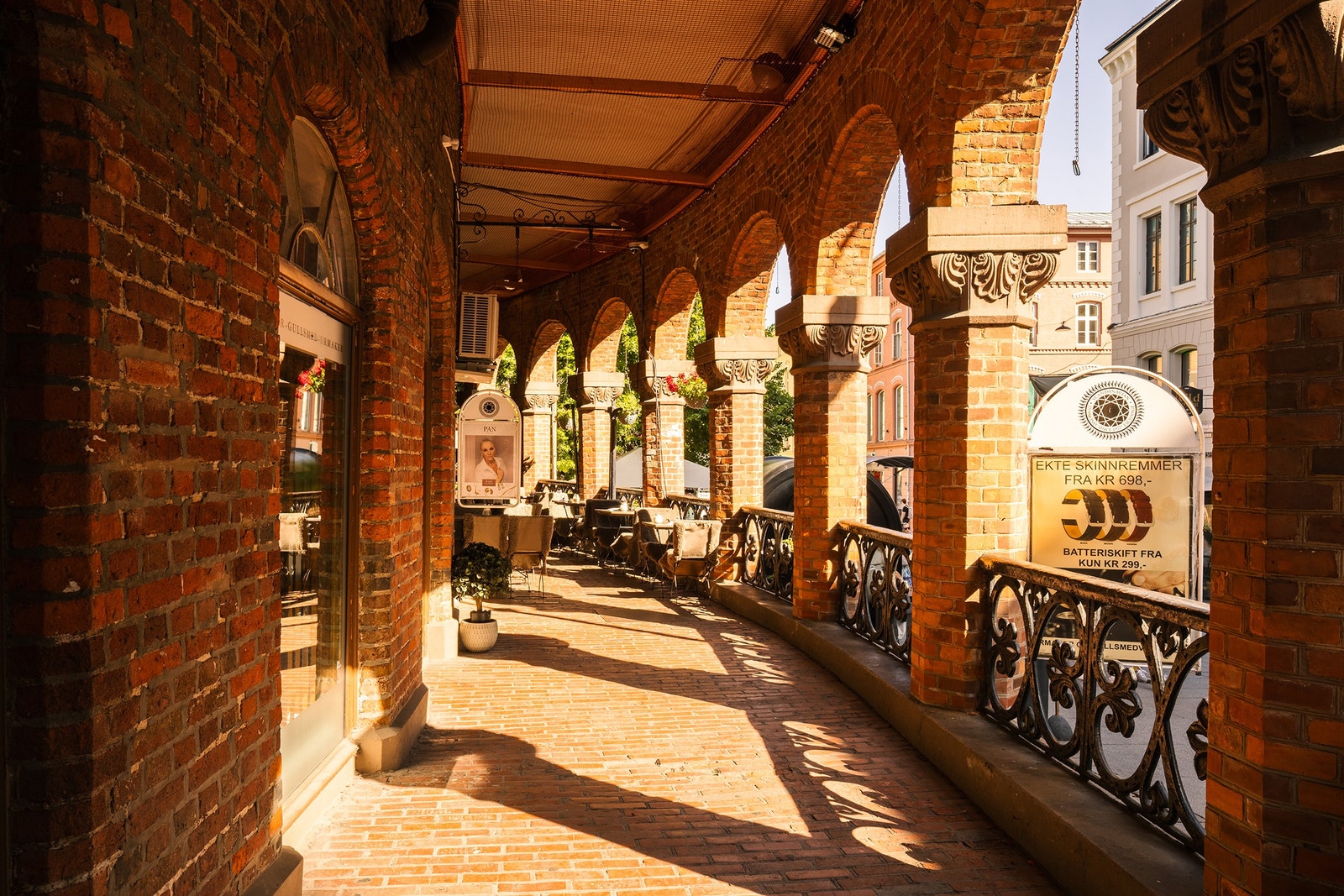 Basarene var opprinnelig slakterboder med overbygde arkader i front, og er ett av tre basaranlegg i Oslo sentrum. Foto: Fredrik Hansson. Galleribilde