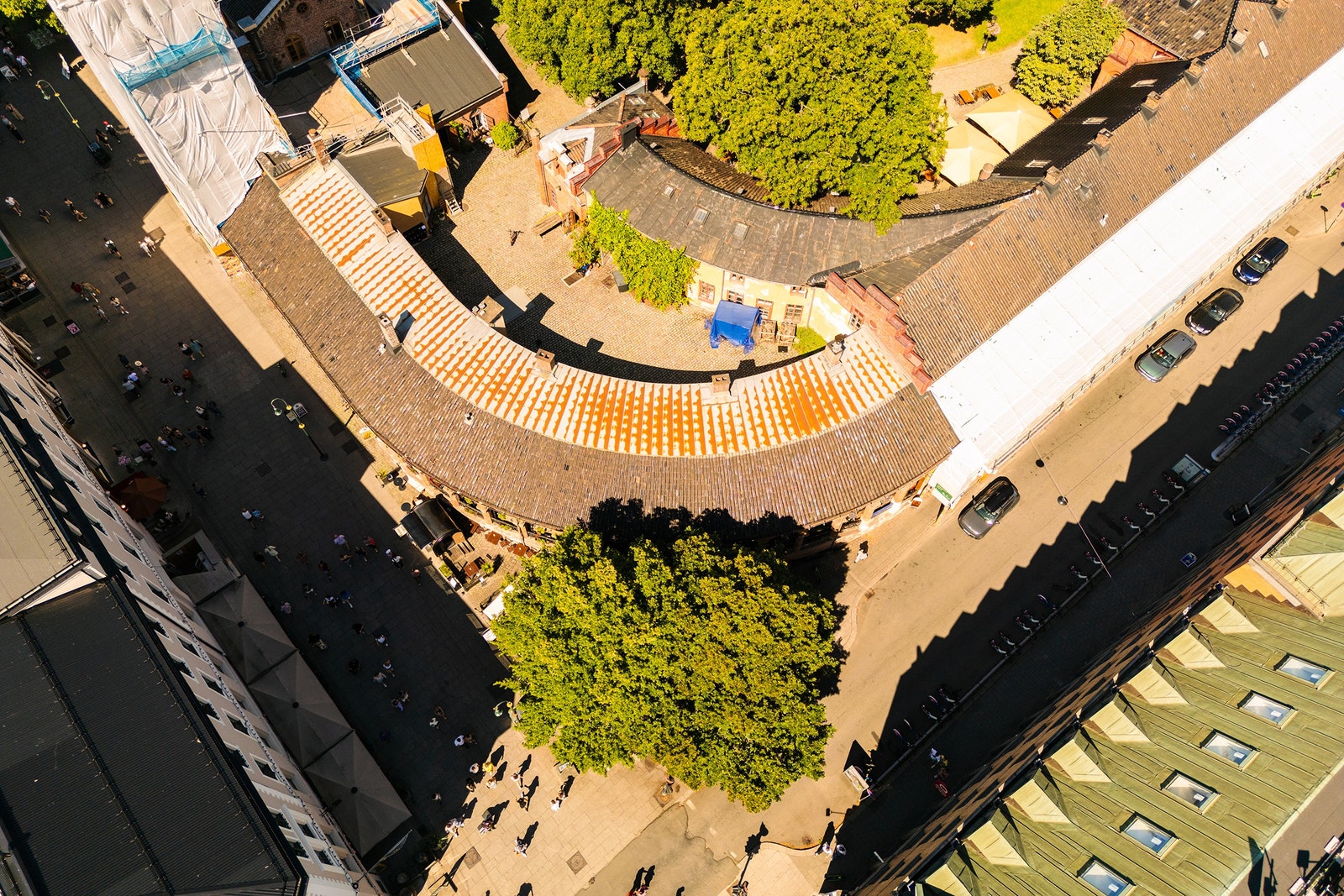 Eiendommen omfatter Stortorvets basarer, med adresse Dronningens gate 27 og Stortorvet 1B, og Brannvakten, med adresse Karl Johans gate 11. Foto: Fredrik Hansson. Galleribilde