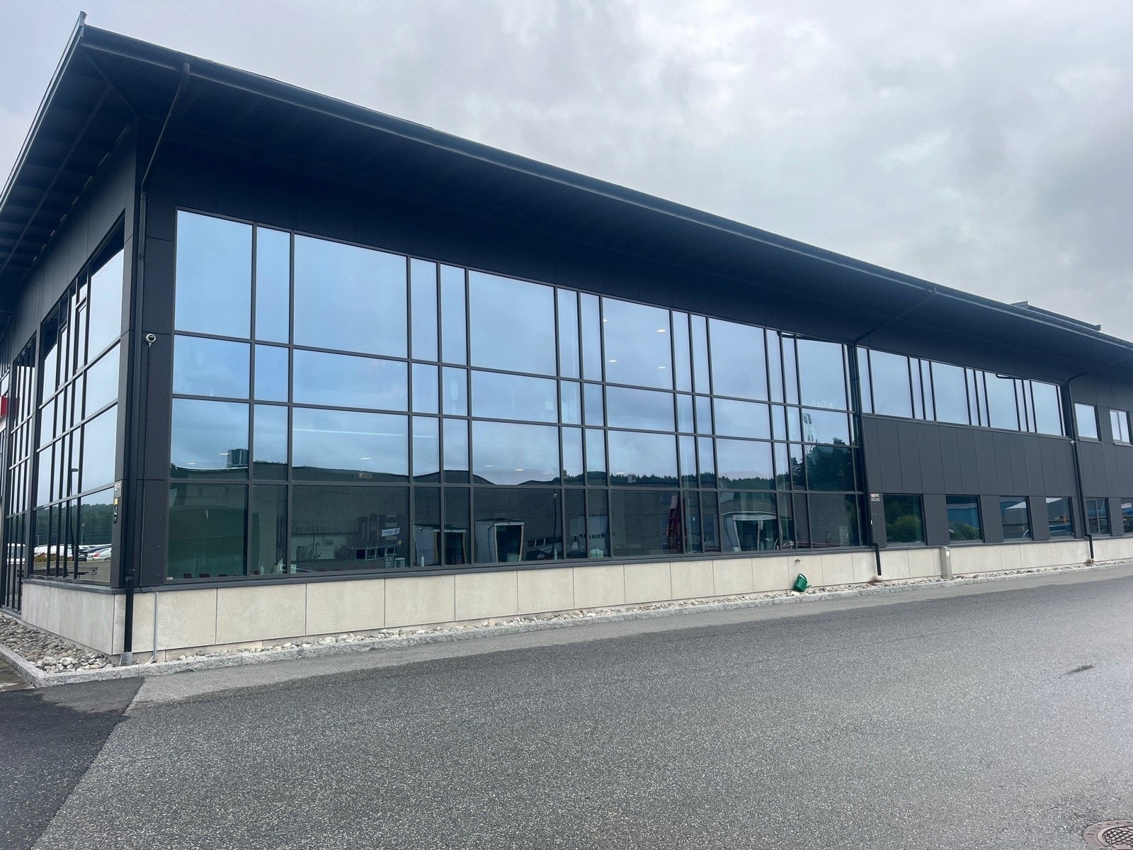 Svinesundveien 334. Bygget har store vindusflater som gir godt lysinnslipp og en åpen, trivelig atmosfære Galleribilde