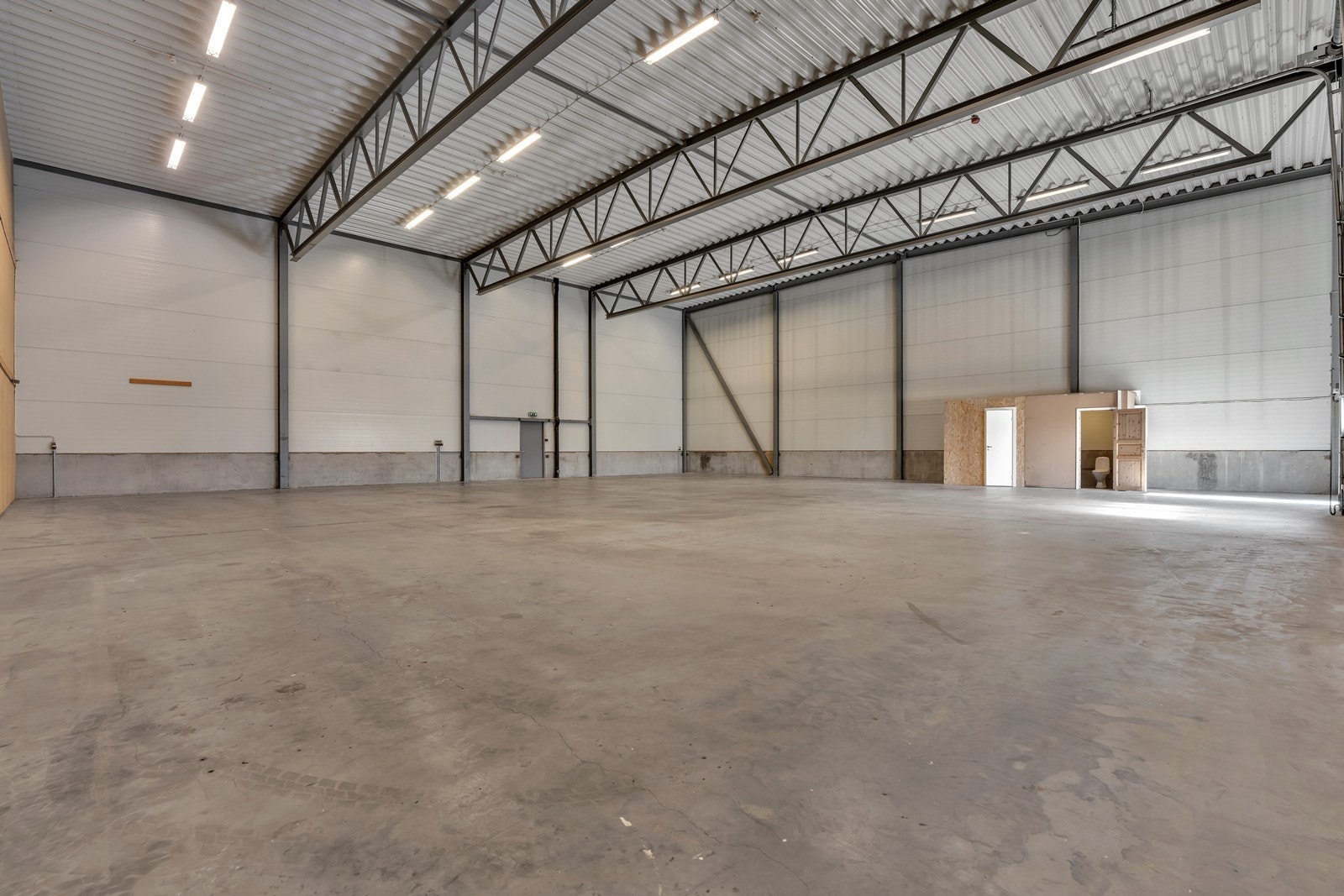 Lagerlokale på ca. 416 kvm BTA. Etablert toalett Galleribilde