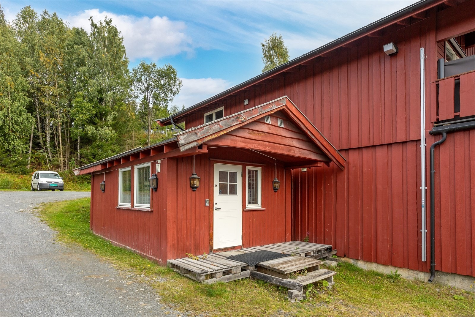 Påbygg til butikken som i dag brukes til personalrom. Gjennomgang til butikk. Galleribilde