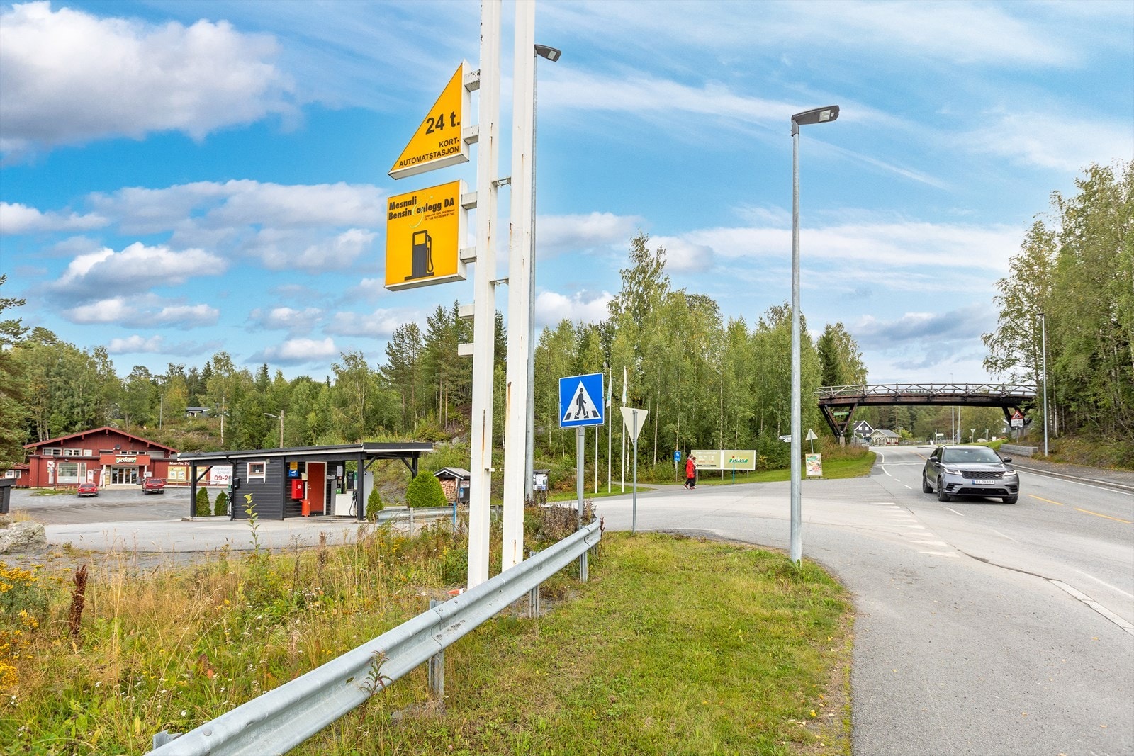 Eiendommen sett fra Sjusjøvegen. Drivstoffanlegg ved vegen. Galleribilde