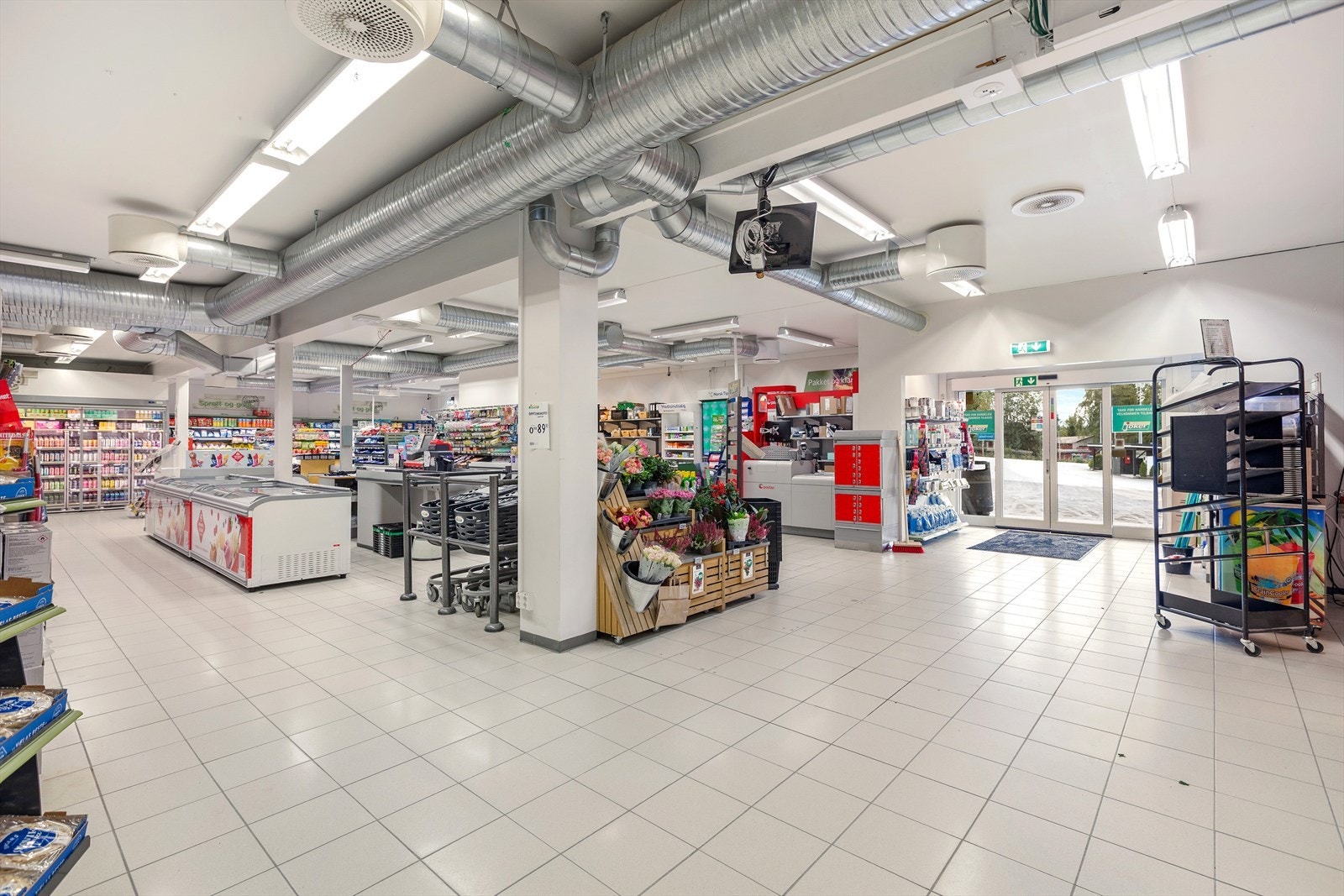 Delvis nyere LED belysning i butikk. Galleribilde