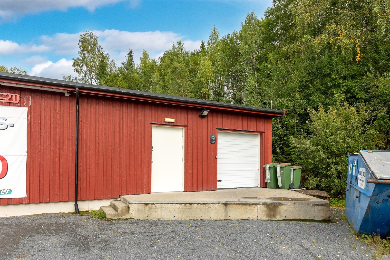 Lasterampe med port inn til kaldtlager - lager - butikk Galleribilde