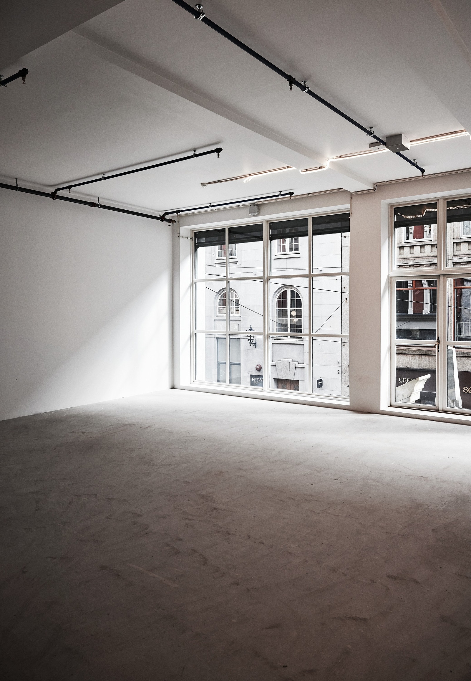 2. etasje med store vindusflater og god takhøyde. Galleribilde