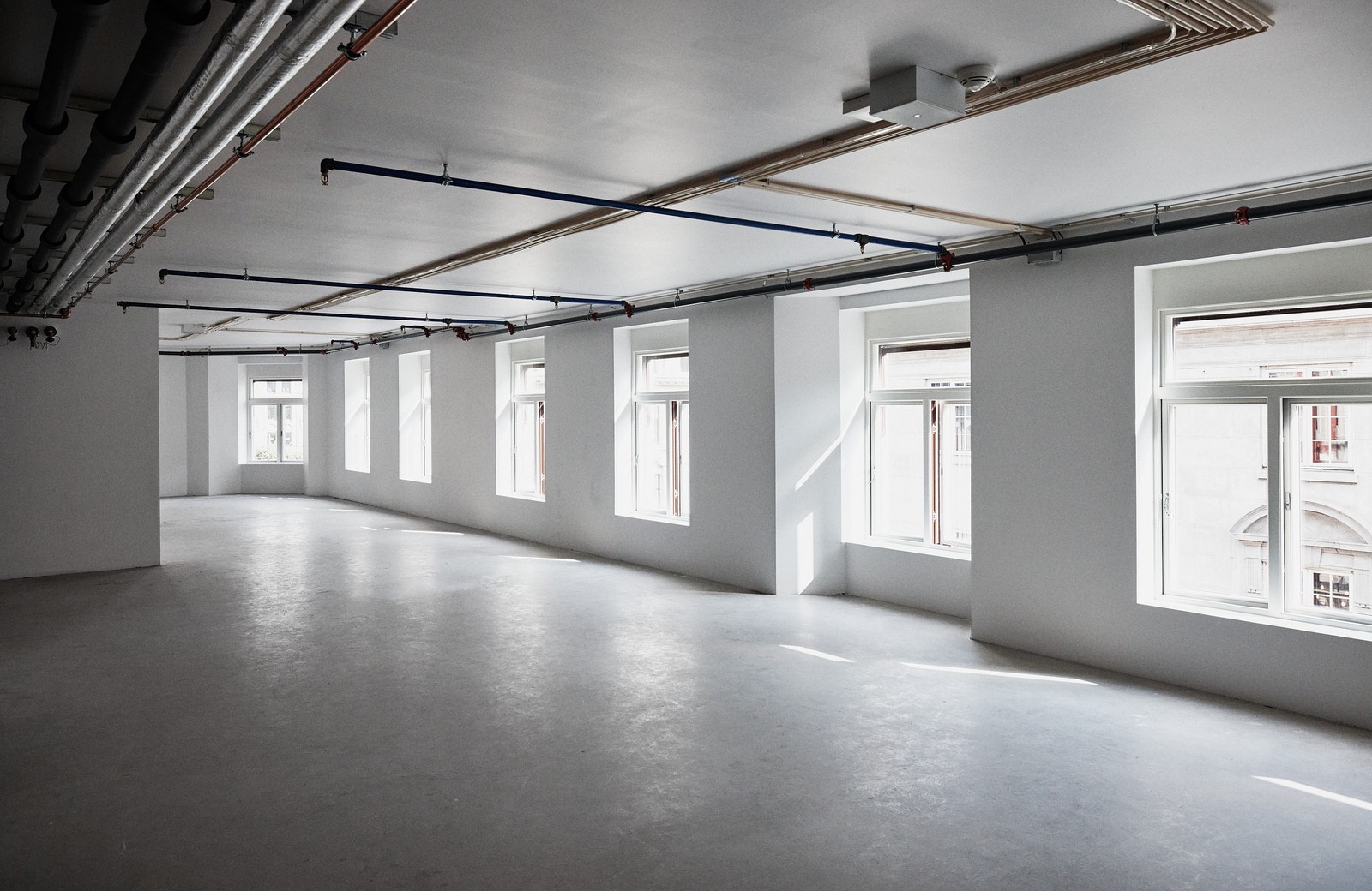 Arbeidssone i 4. etasje, vinduer ut mot Karl Johans gate. Galleribilde