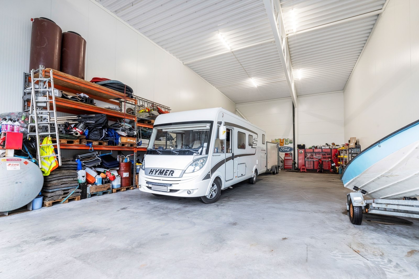 God lagringskapasitet med stor takhøyde Galleribilde