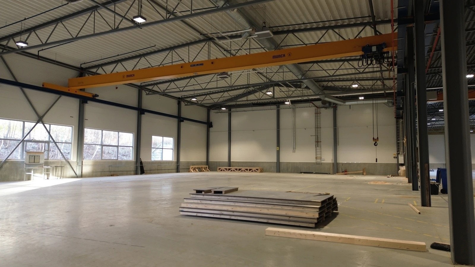 Toppmoderne lager- og produksjonslokaler med inngjerdet uteareal, traverskraner og høy takhøyde! Galleribilde