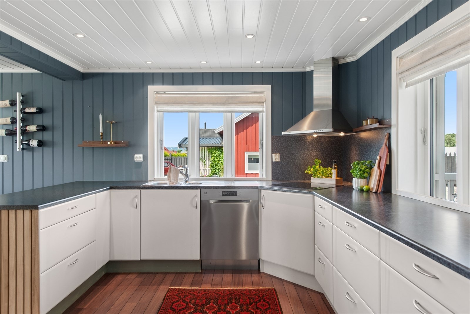 Her er det rikelig med skap- og benkeplass. Galleribilde