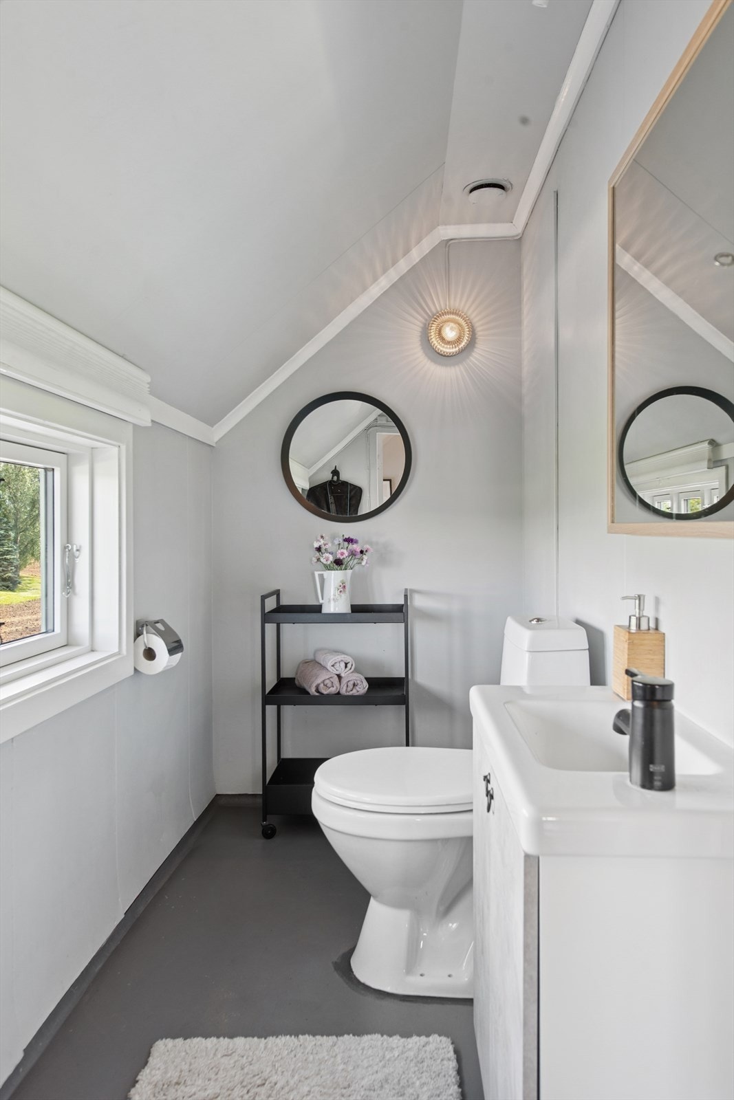 Separat toalettrom, praktisk plassert nær soverommen i andre etasje. Galleribilde