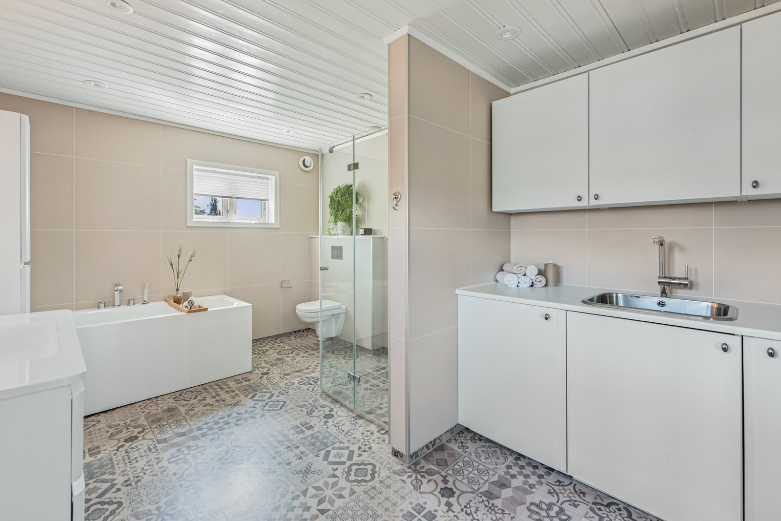 Vaskeromsdelen er innredet med smarte oppbevaringsløsninger, skyllekum og opplegg for vaskemaskin. Galleribilde