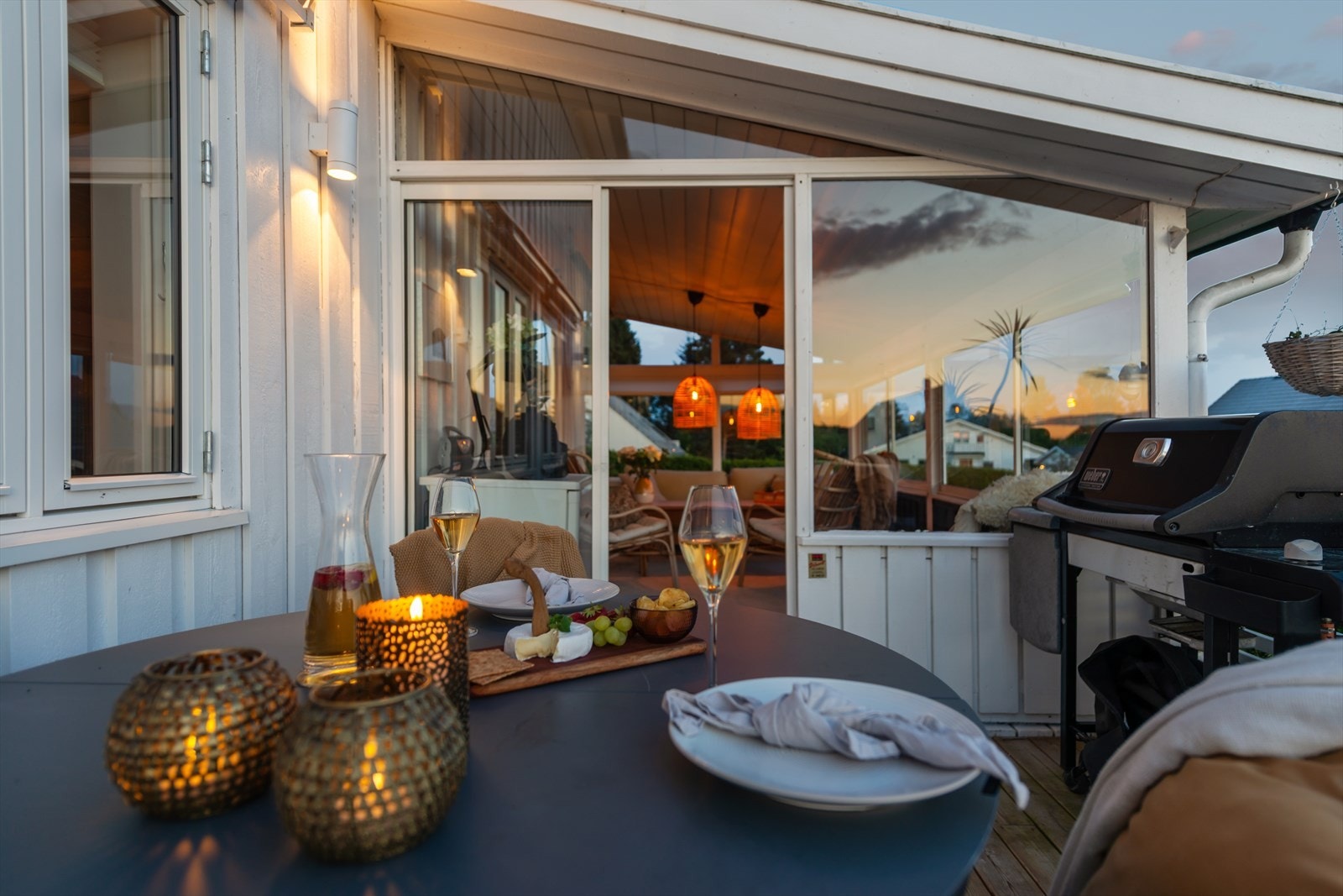 Herfra kommer du videre ut på verandaen og ned i hagen. Galleribilde