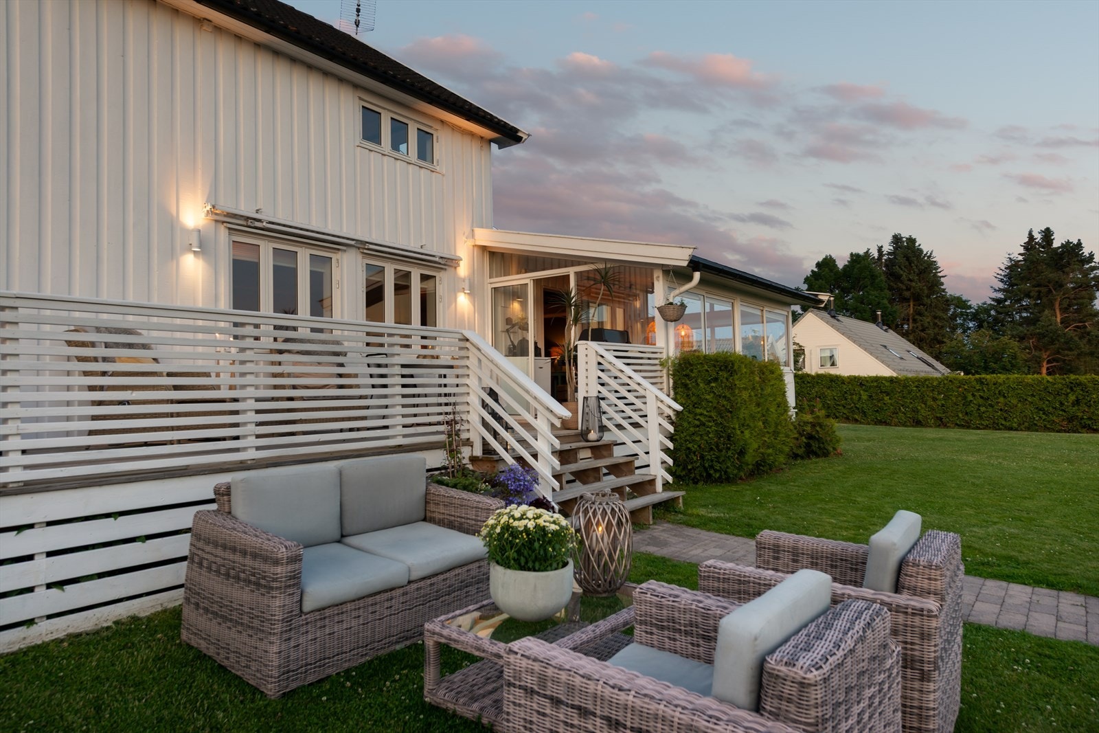 Hagen er svært pent opparbeidet med bla. plenarealer, busker, trær og blomster. Galleribilde