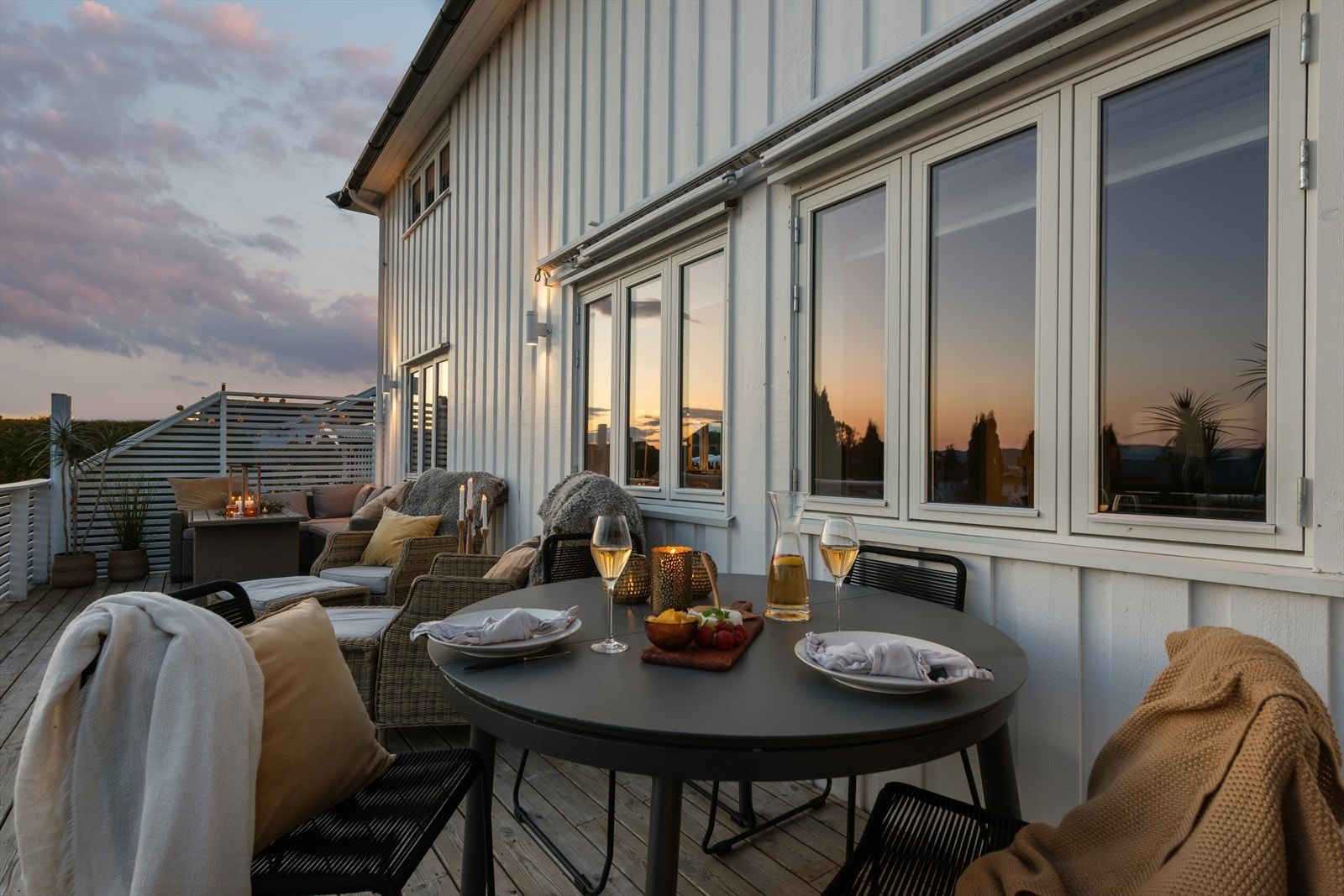 Verandaen er vendt mot vest, som gir god muligheter for å nyte godværsdager. Galleribilde