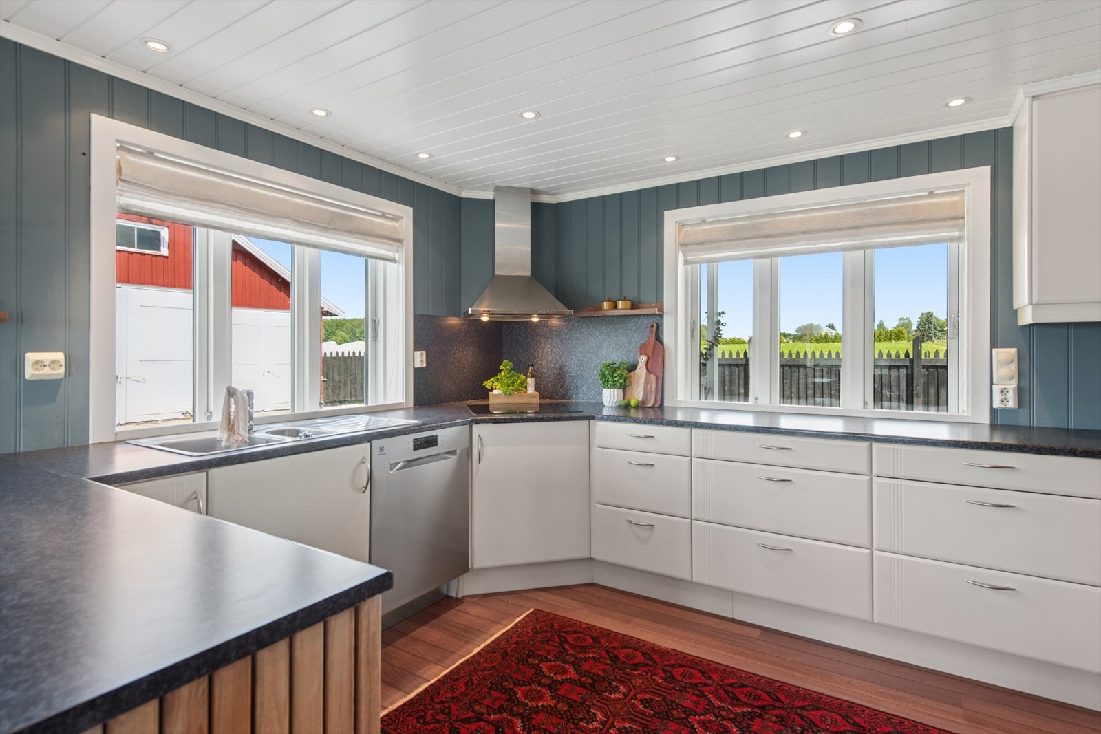 Kjøkkenet er utstyrt med stekeovn, mikrobølgeovn og induksjonstopp, samt plass til kjøleskap og oppvaskmaskin. Galleribilde