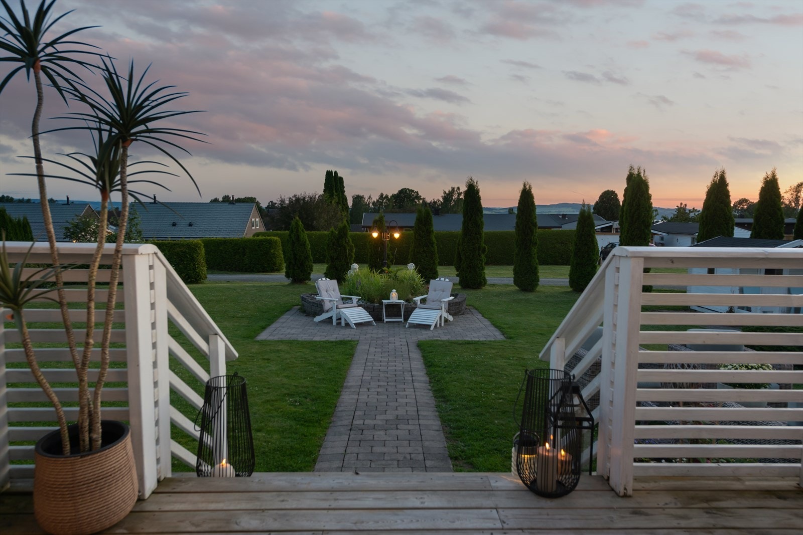 Fra verandaen kommer du rett ned i den flotte hagen. Galleribilde