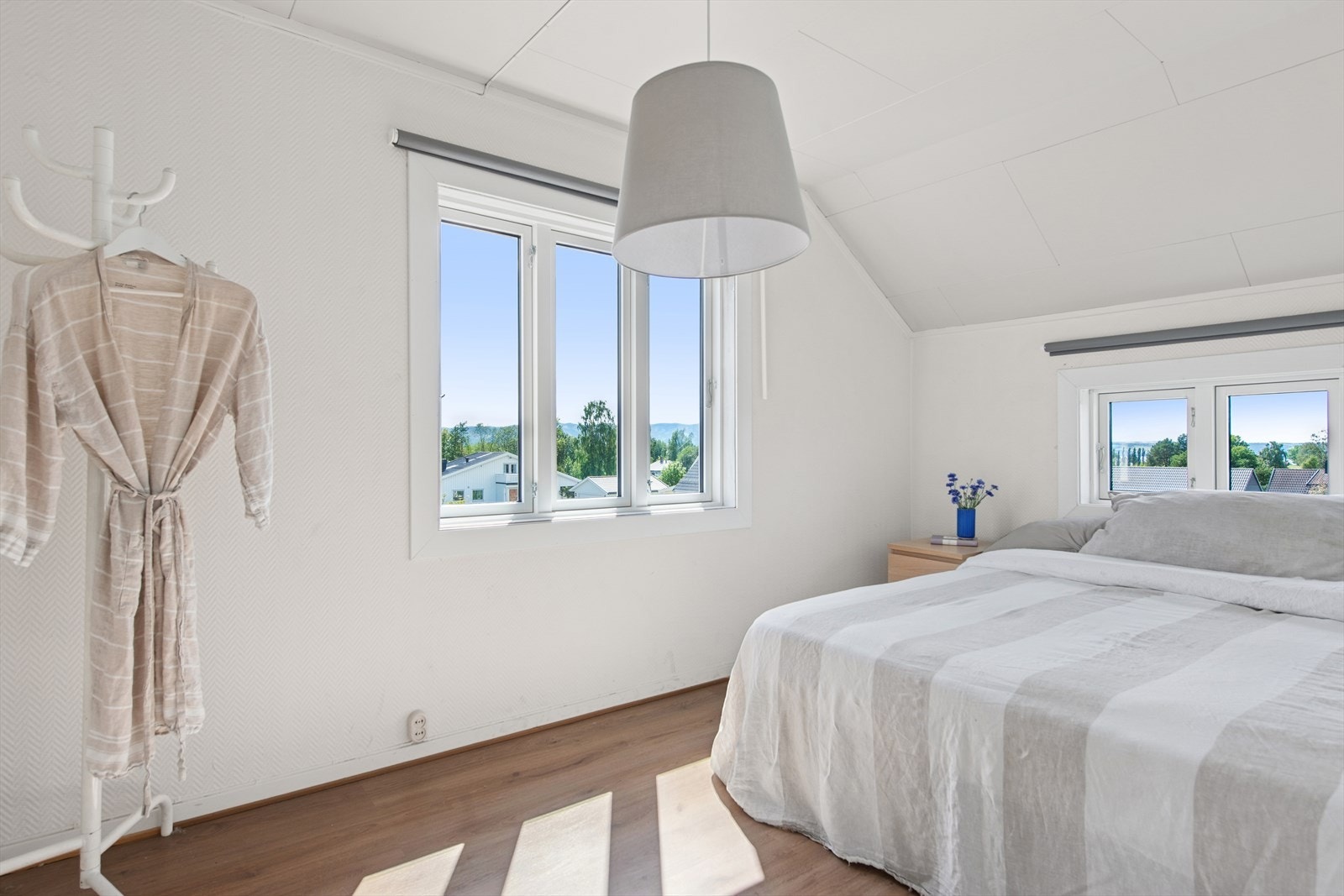 Flere vindusflater som sørger for rikelig med dagslys. Galleribilde