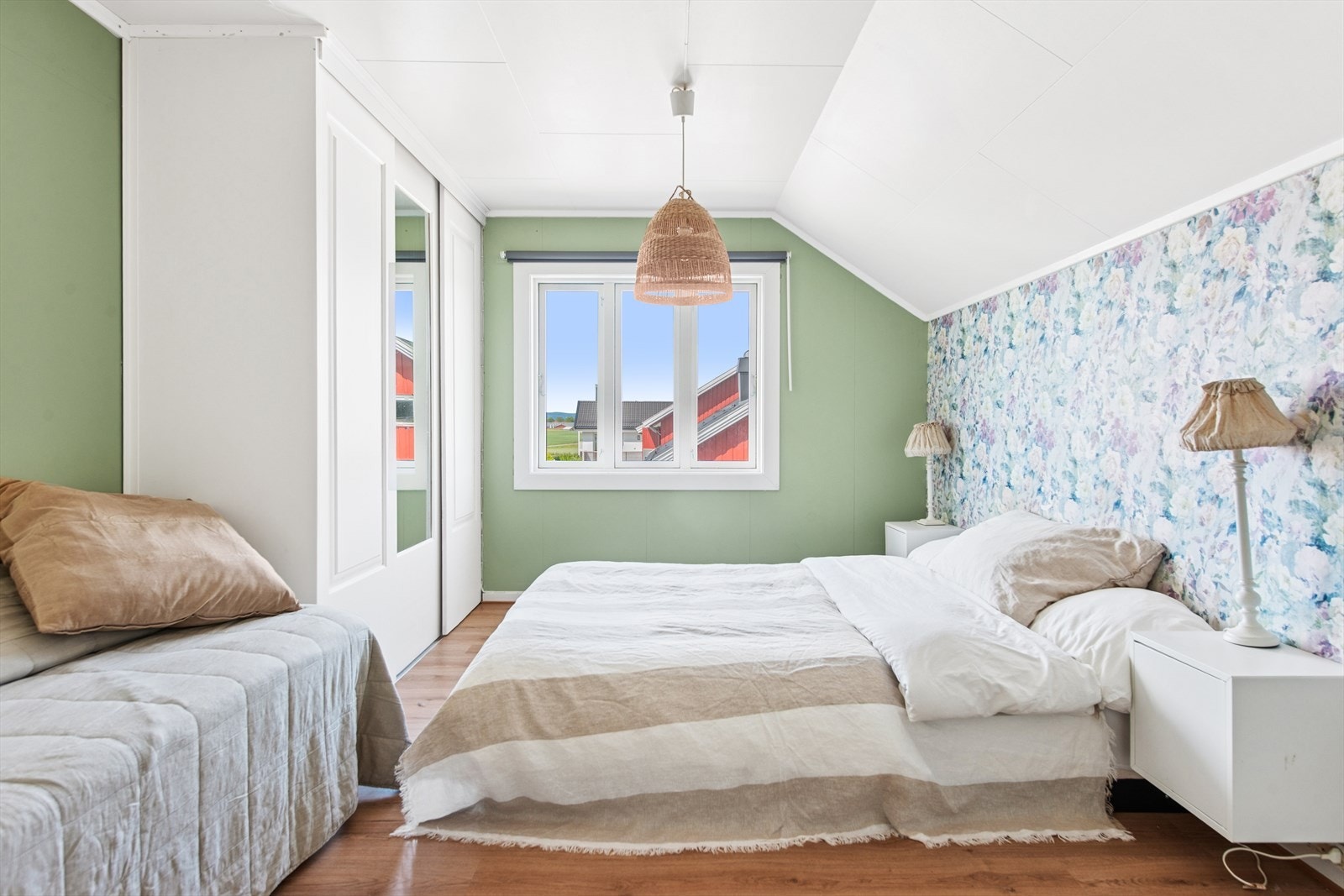 Rommene har plass til stor seng, tilpasset garderobeløsning og andre småmøbler. Galleribilde