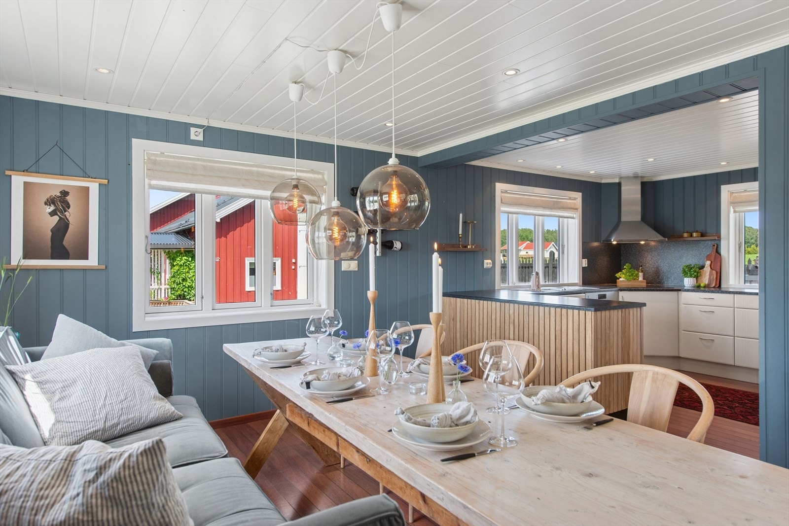 Den åpne løsningen mellom spisestue og kjøkken, gir en god romfølelse. Galleribilde