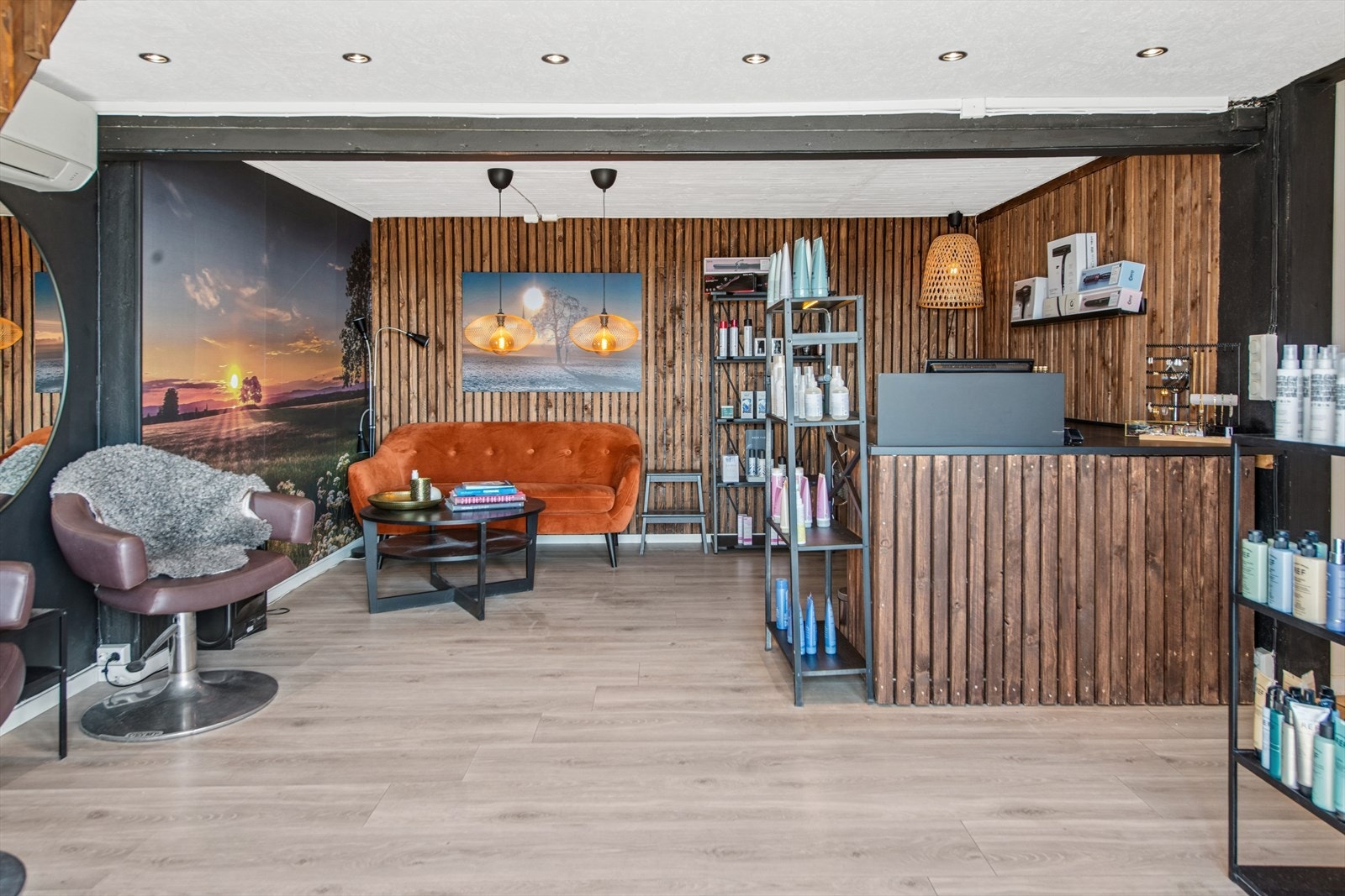 Stort uthus som har en komplett firsørsalong. Galleribilde