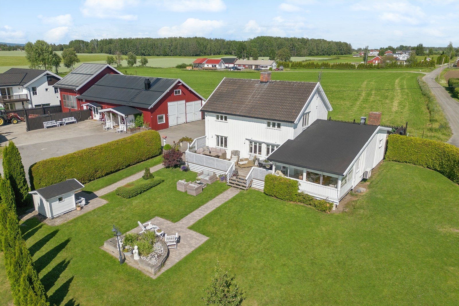 Særdeles tiltalende og velholdt eiendom med småbrukspreg. Galleribilde