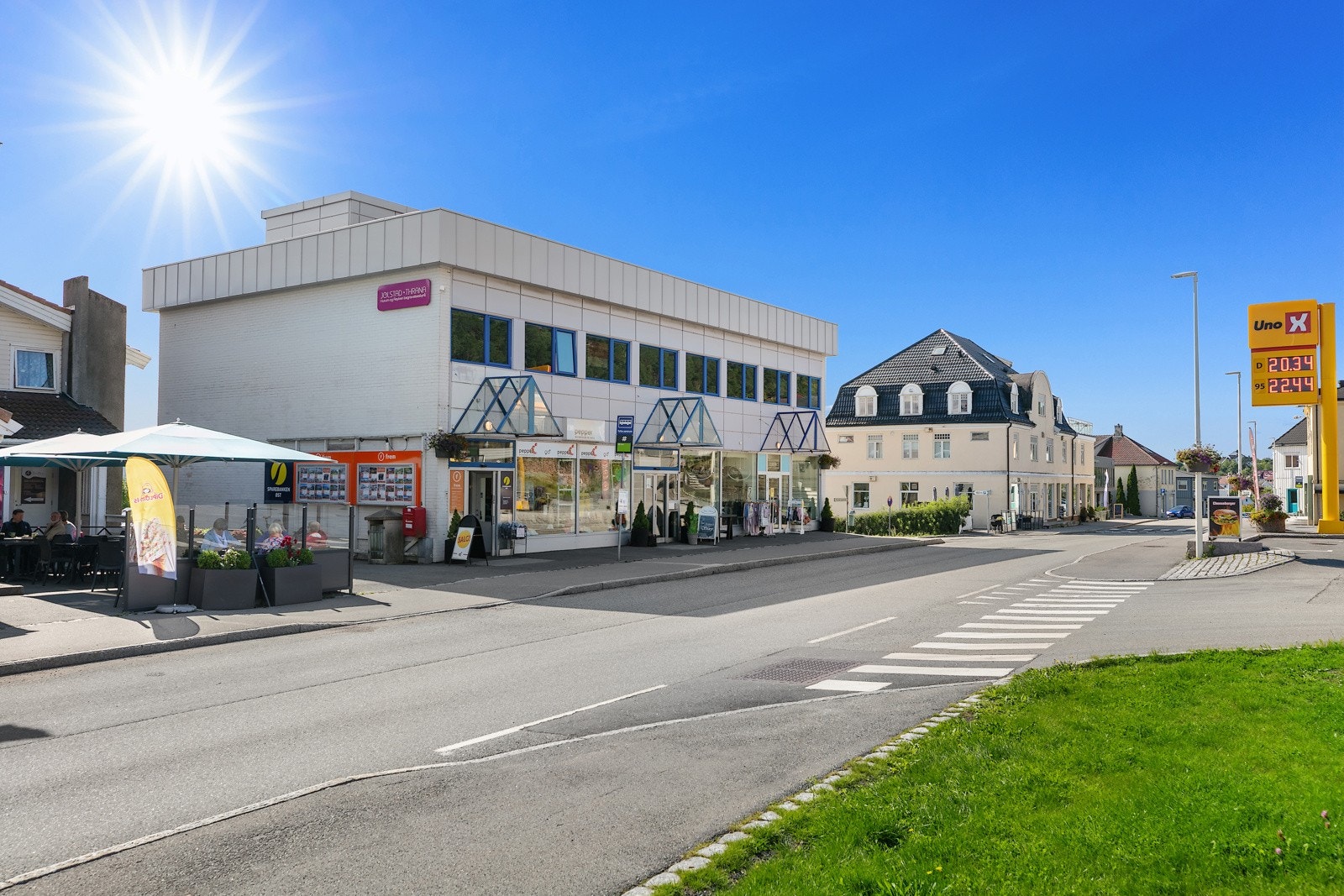 Bygge ligger midt i hovedgata gjennom Tofte. Galleribilde