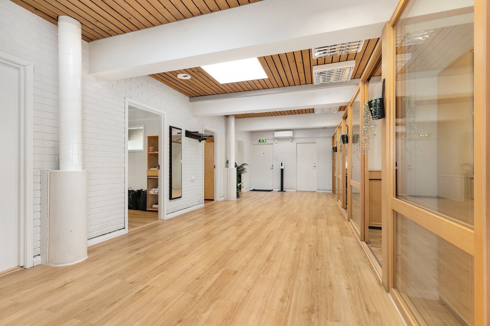 Fellesgang i kontordelen. Galleribilde