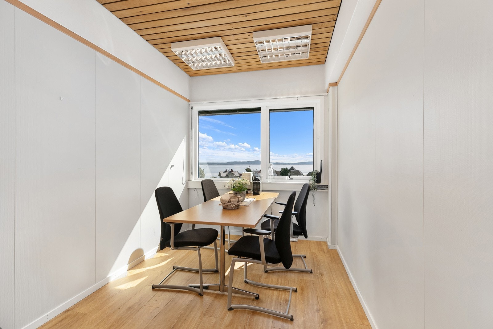 Romslig møterom. Galleribilde