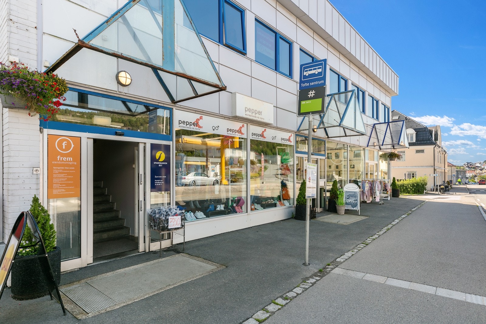 Hovedinngang til selve kontordelen av bygget med forretninger i 1.etasje. Galleribilde