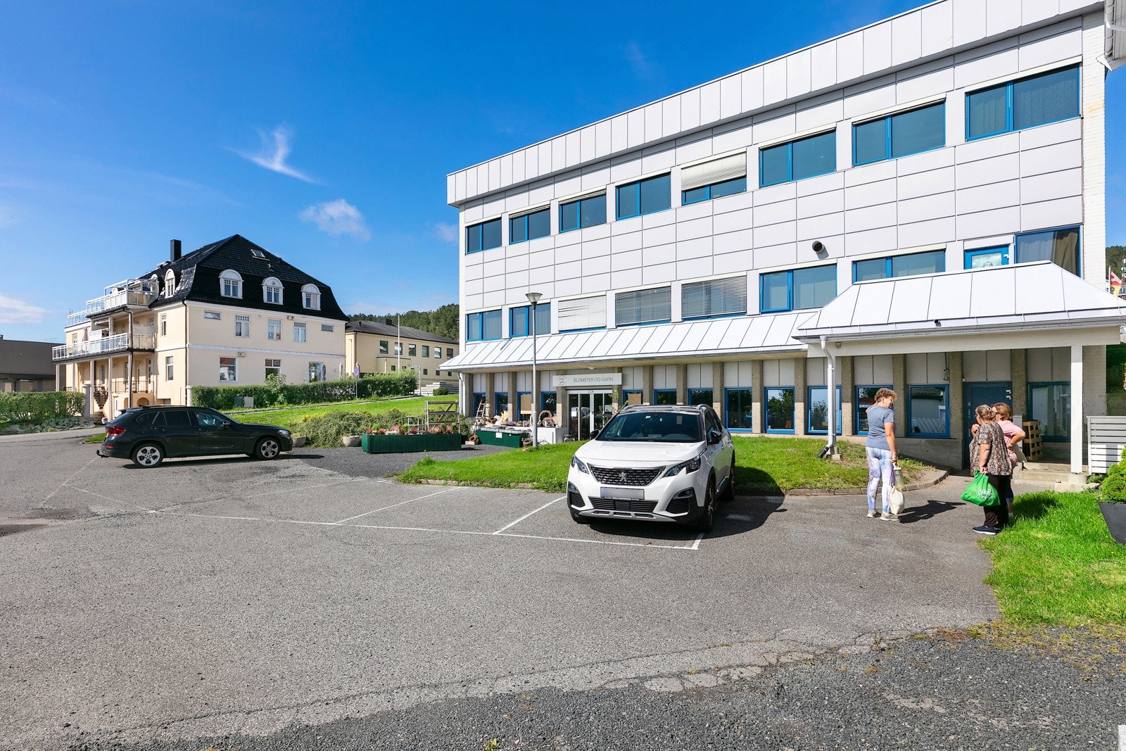 Flere biloppstillingsplasser bak bygget. Galleribilde