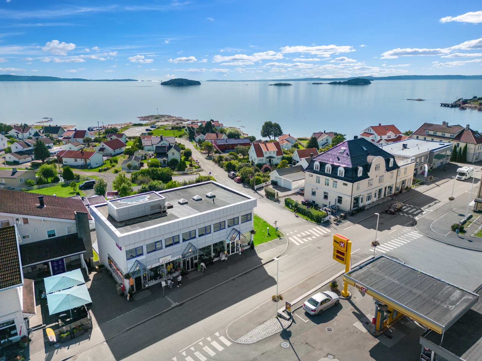 Næringslokale sentralt beliggende midt i Tofte sentrum. Galleribilde