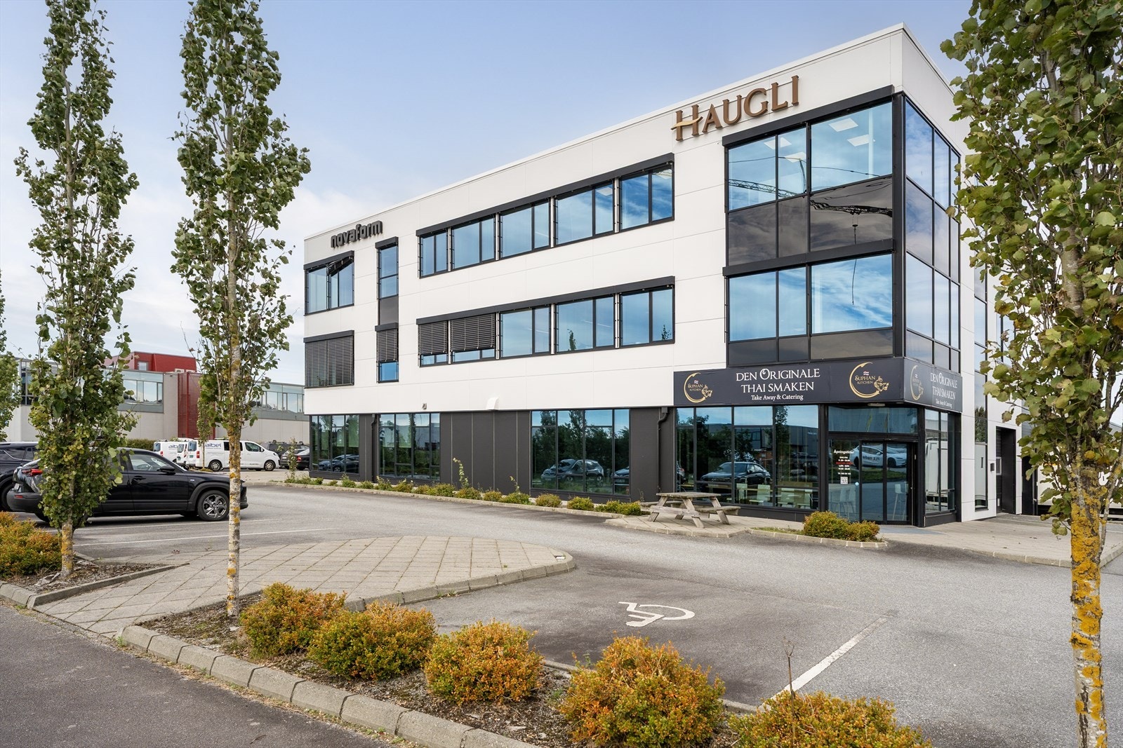 Kontorer i moderne bygg Galleribilde