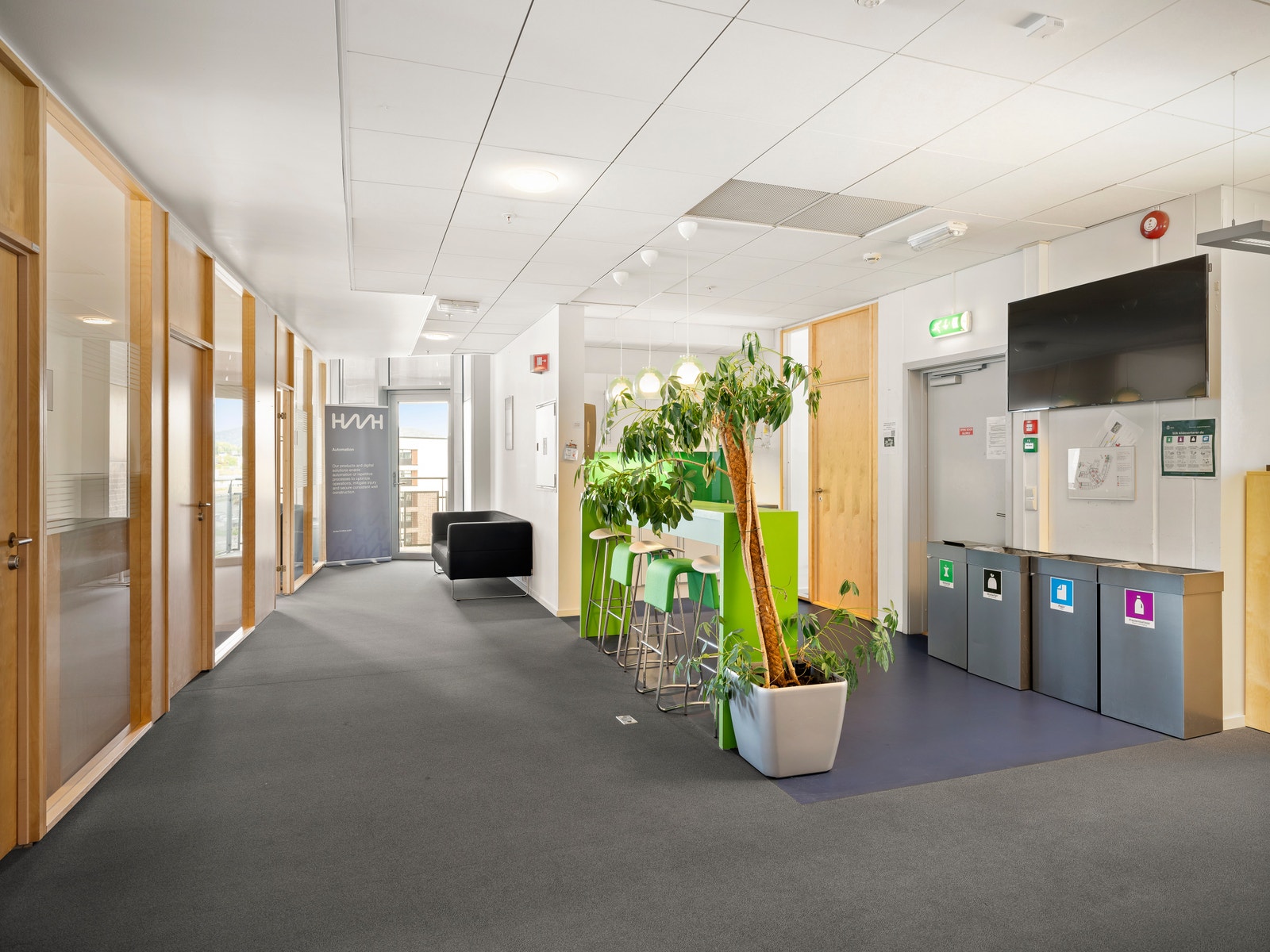 Lokalene har i dag både cellekontorer og åpne arb plasser - dette kan tilpasses ny leietager Galleribilde