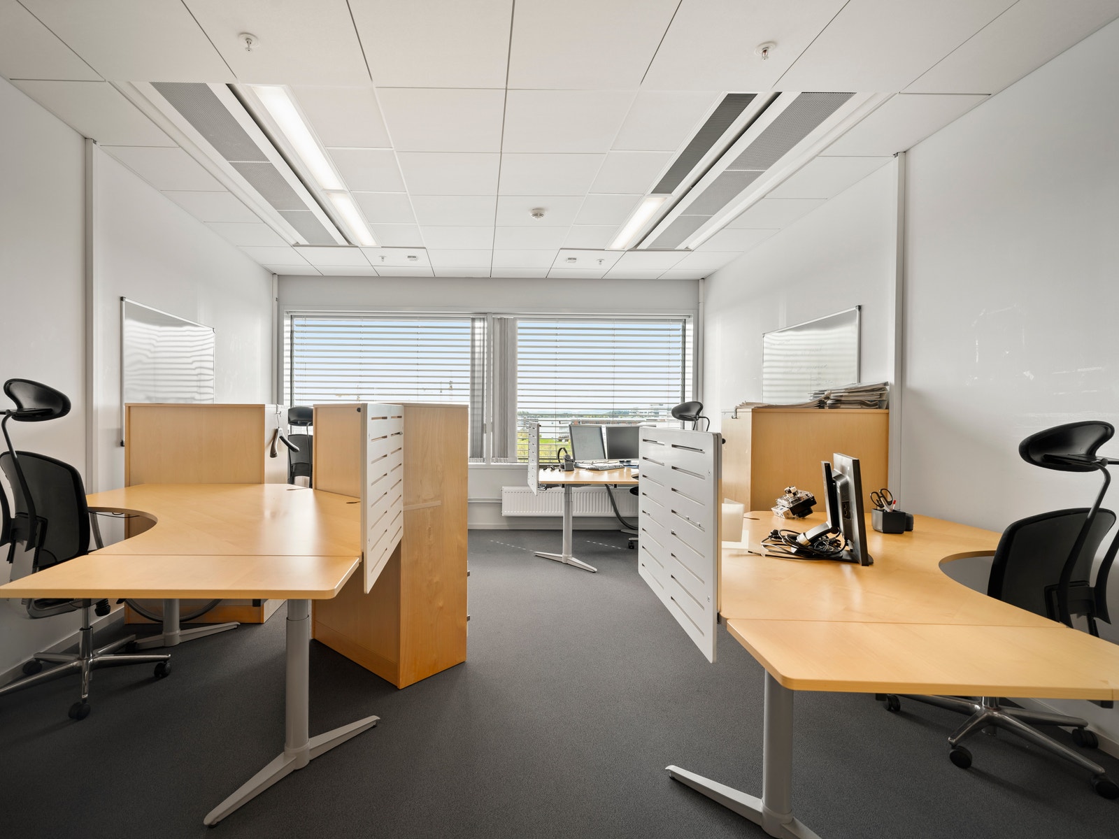 Lokalene har i dag både cellekontorer og åpne arb plasser - dette kan tilpasses ny leietager Galleribilde